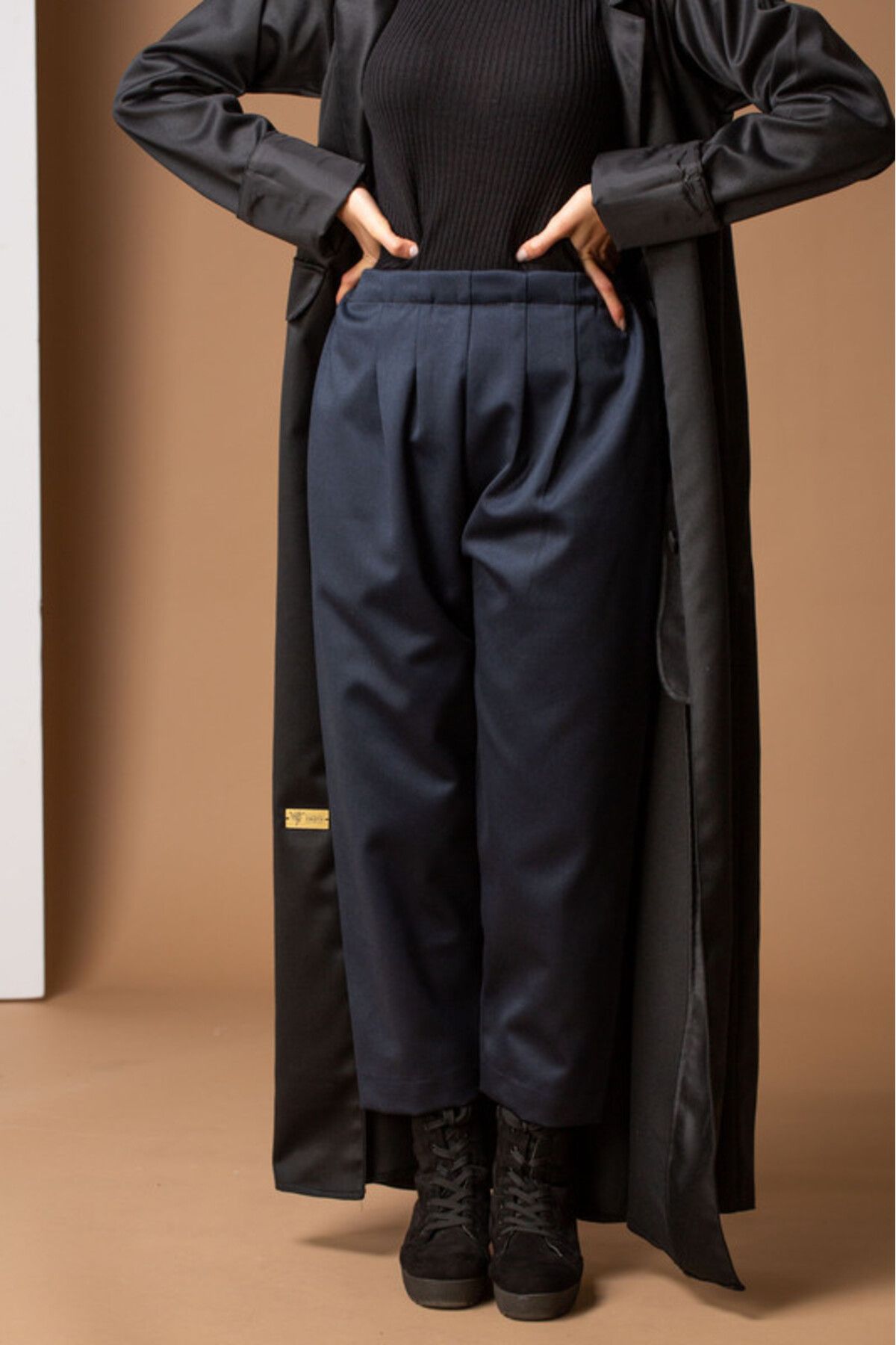outline-Black two-piece abaya 4