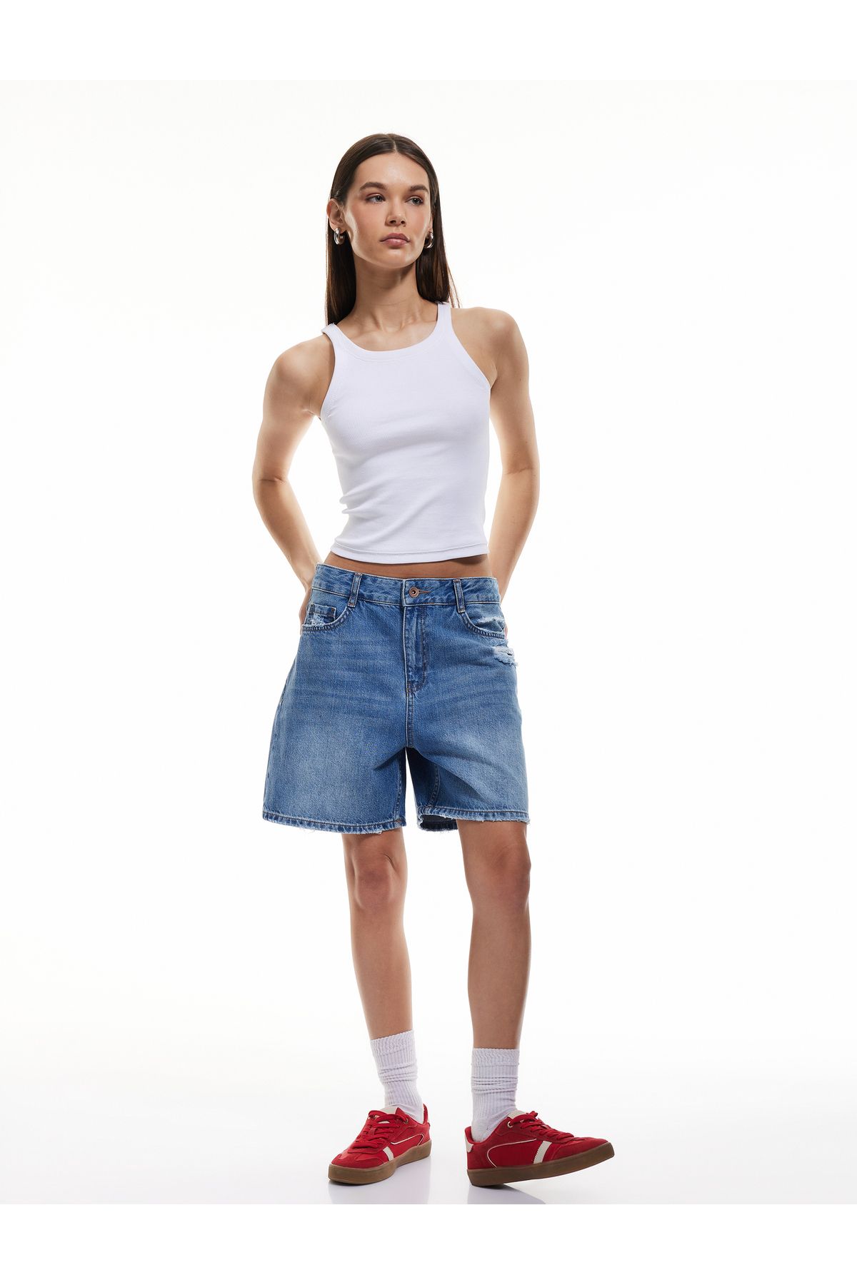 Koton Yeni Sezon Pamuklu Relax Fit Düğmeli Cepli Denim Şort