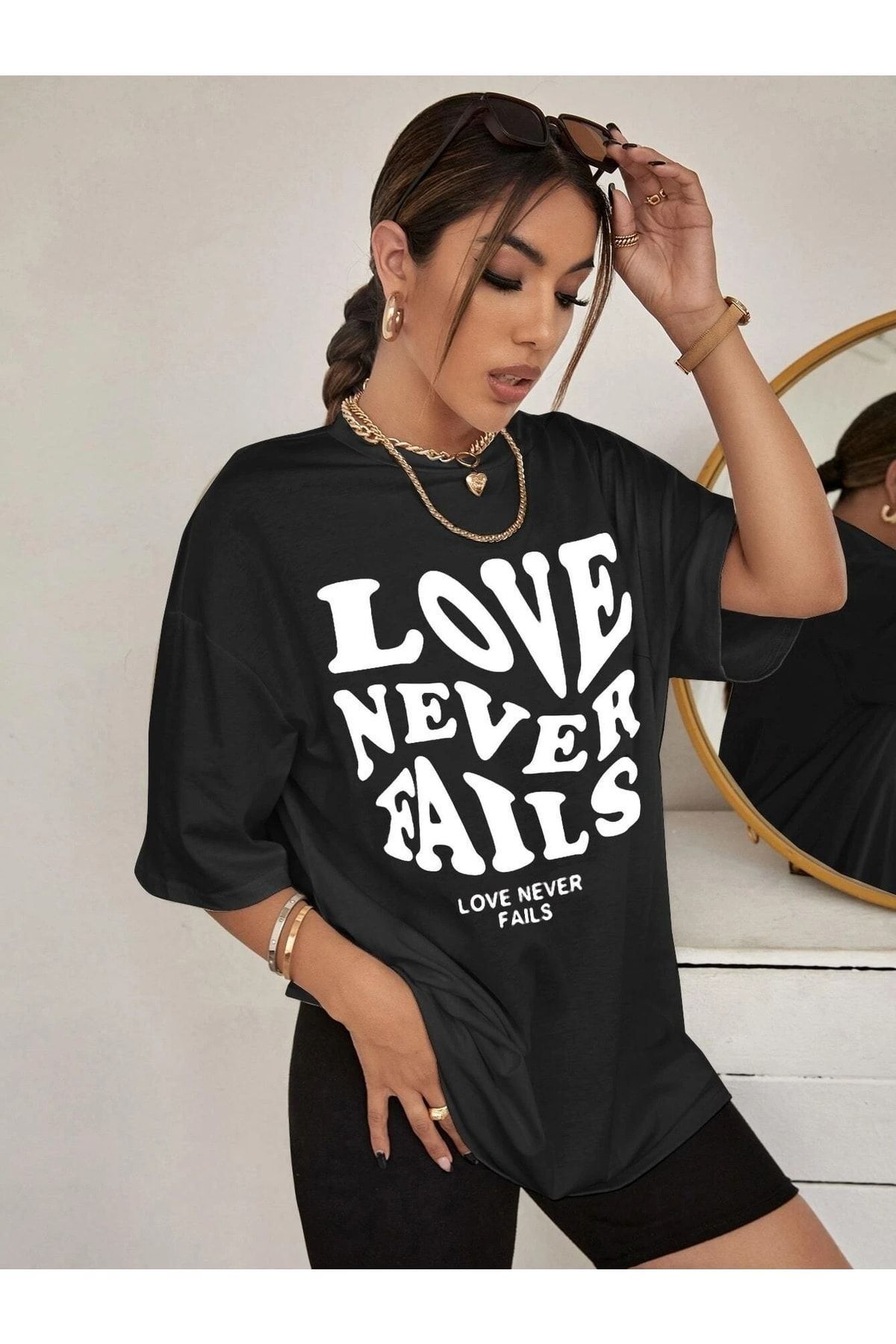 DUBU BUTİK-T-shirt Love Neverfails - Μαύρο εμπριμέ κοντομάνικο μπλουζάκι με λαιμόκοψη 5