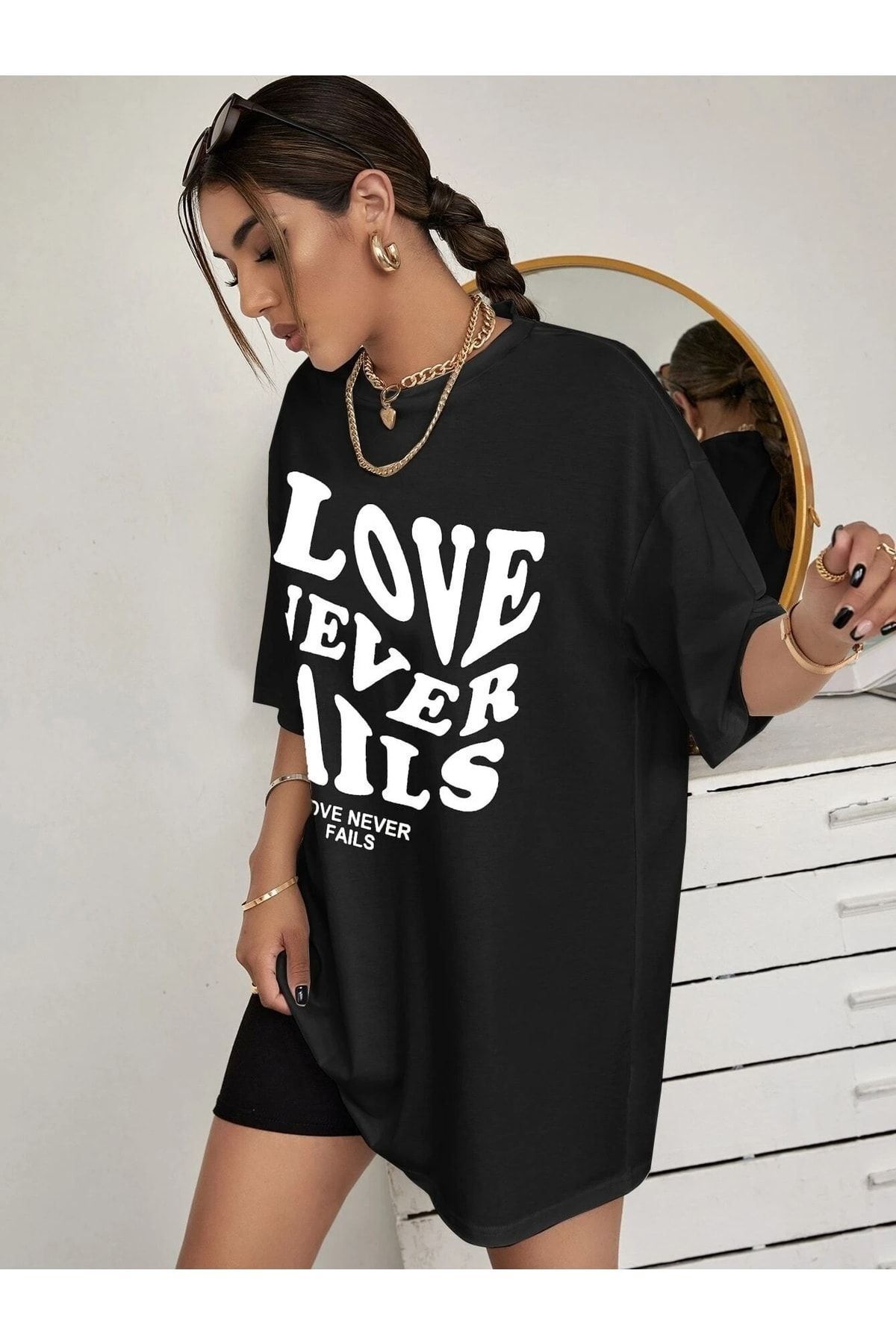 DUBU BUTİK-T-shirt Love Neverfails - Μαύρο εμπριμέ κοντομάνικο μπλουζάκι με λαιμόκοψη 1