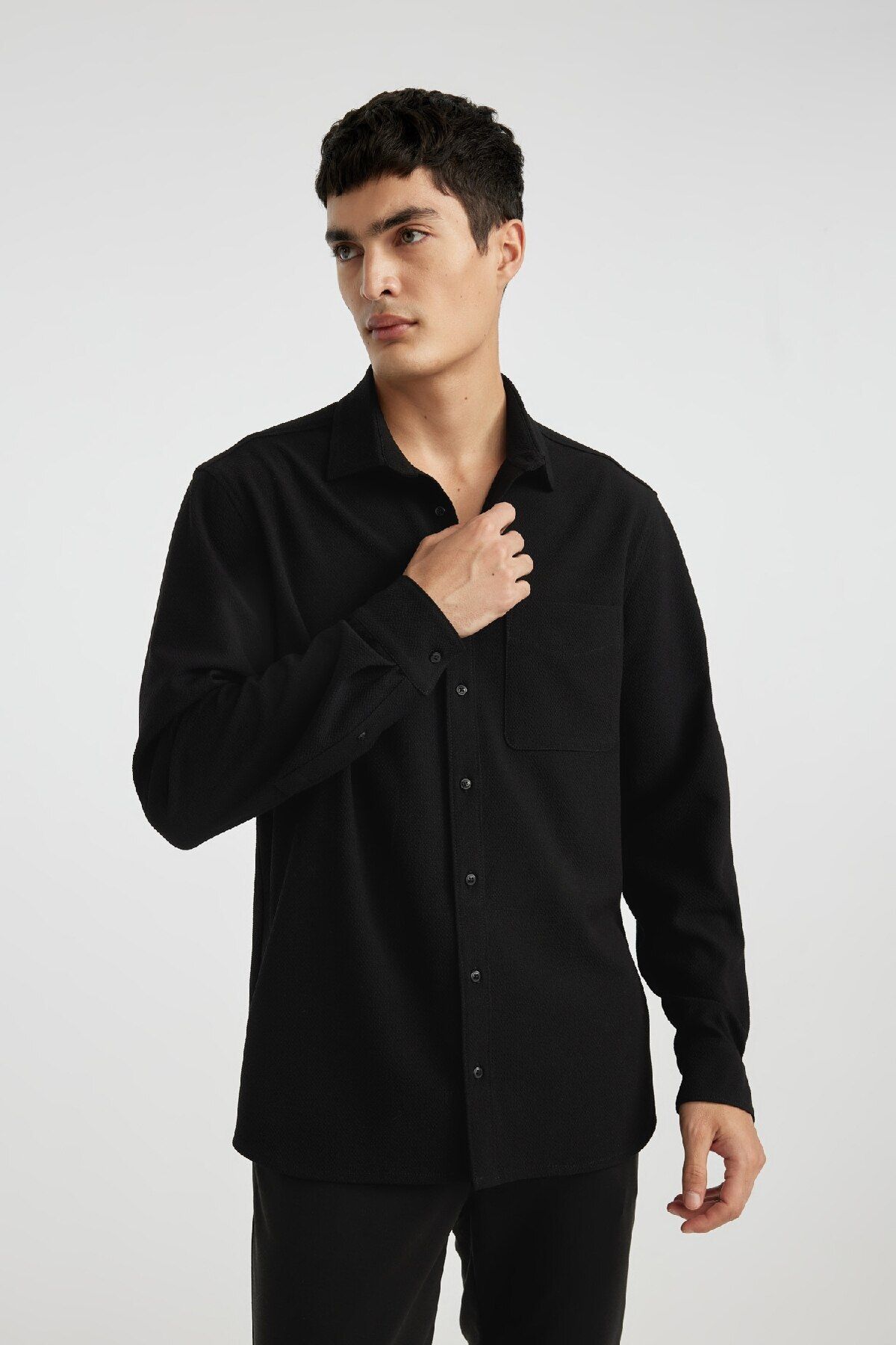 DeFacto-Regular Fit Polo Kragen Crinkle Basic Plain Langarm Schwarz Hemd B6484ax24sp 3