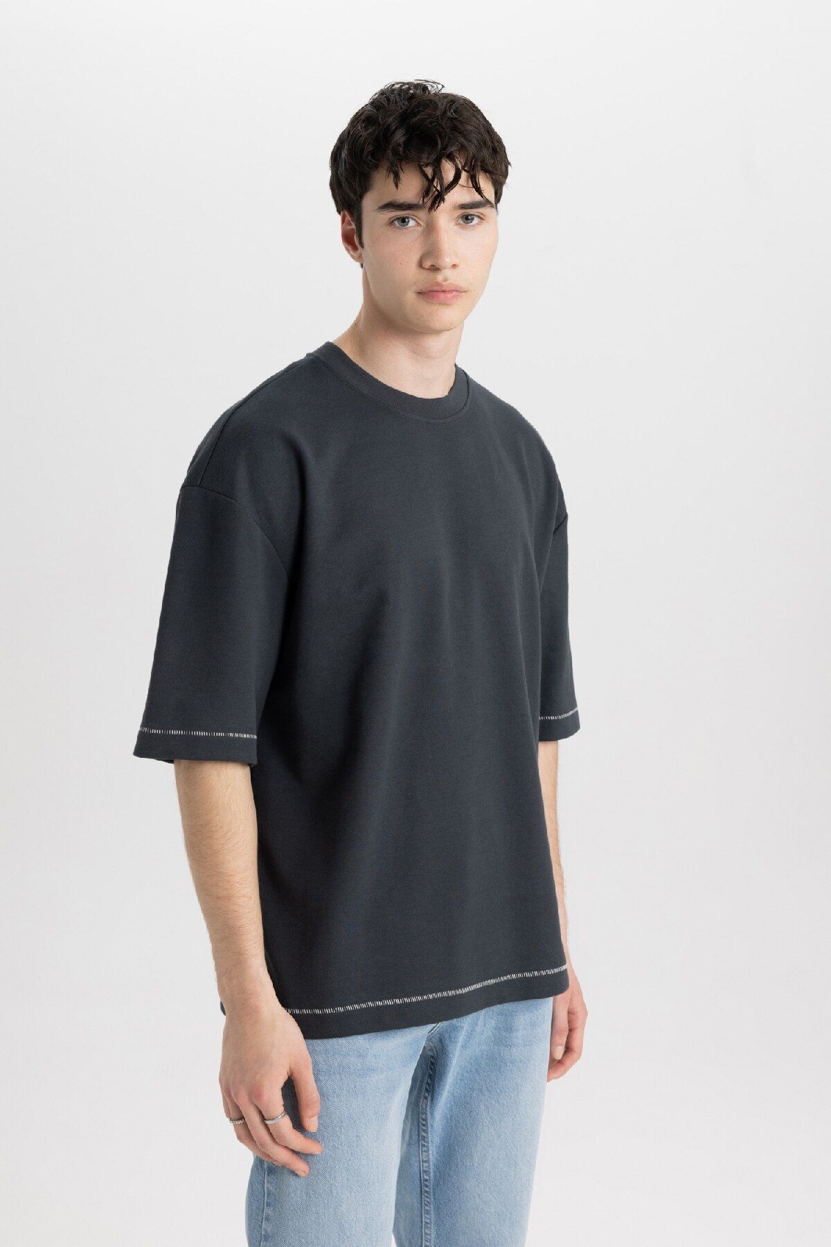 DeFacto-Locker geschnittenes, kurzärmliges T-Shirt aus schwerem Stoff mit Rundhalsausschnitt C0147ax24sp 4