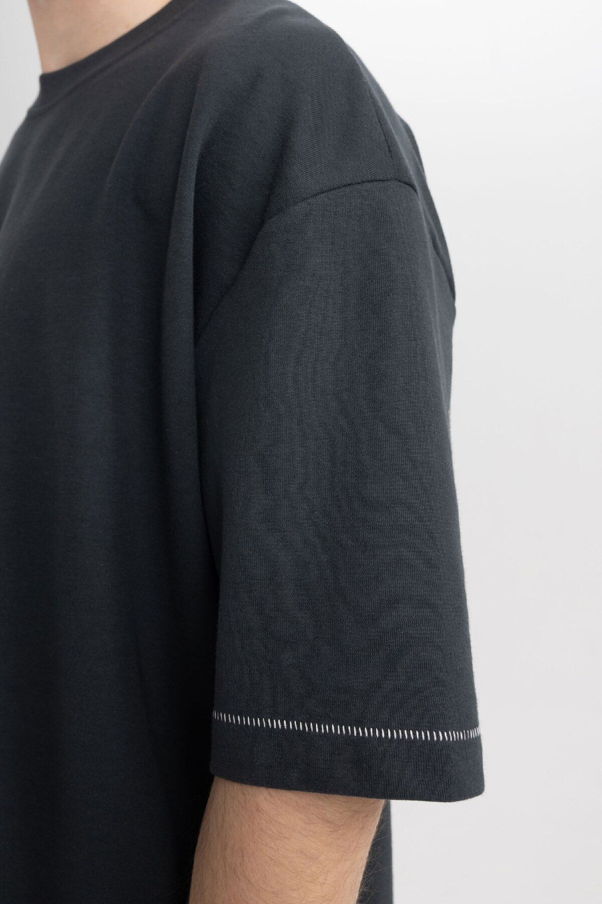 DeFacto-Locker geschnittenes, kurzärmliges T-Shirt aus schwerem Stoff mit Rundhalsausschnitt C0147ax24sp 5