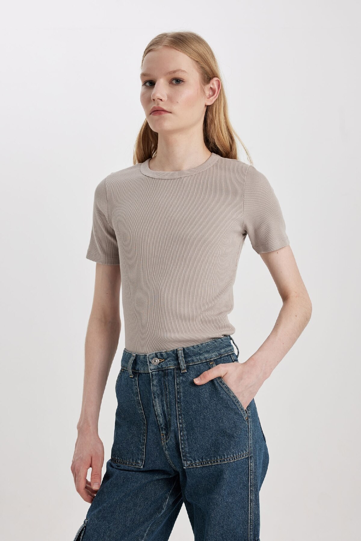 DeFacto-Geripptes, schmal geschnittenes T-Shirt mit Rundhalsausschnitt – C0097ax24sm 4