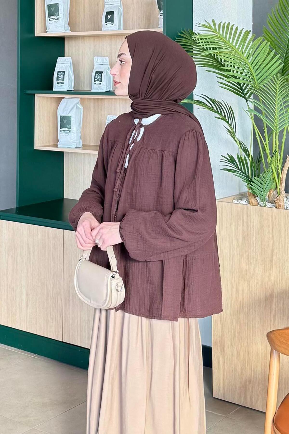 Lamelif  V Yaka Kolları Lastikli Müslim Tesettür Gömlek Kahverengi - Görsel 2