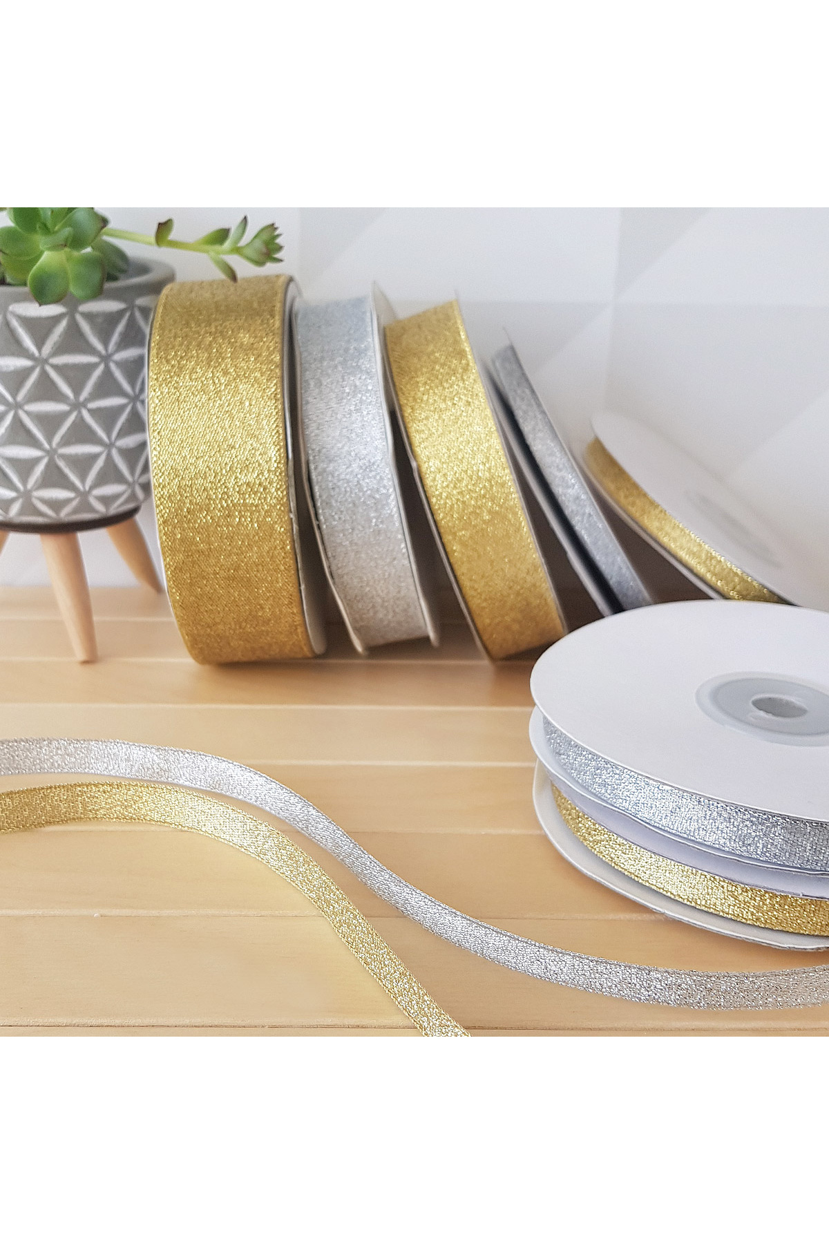 Silvery ribbon, 25 meters 6 mm (Gold)