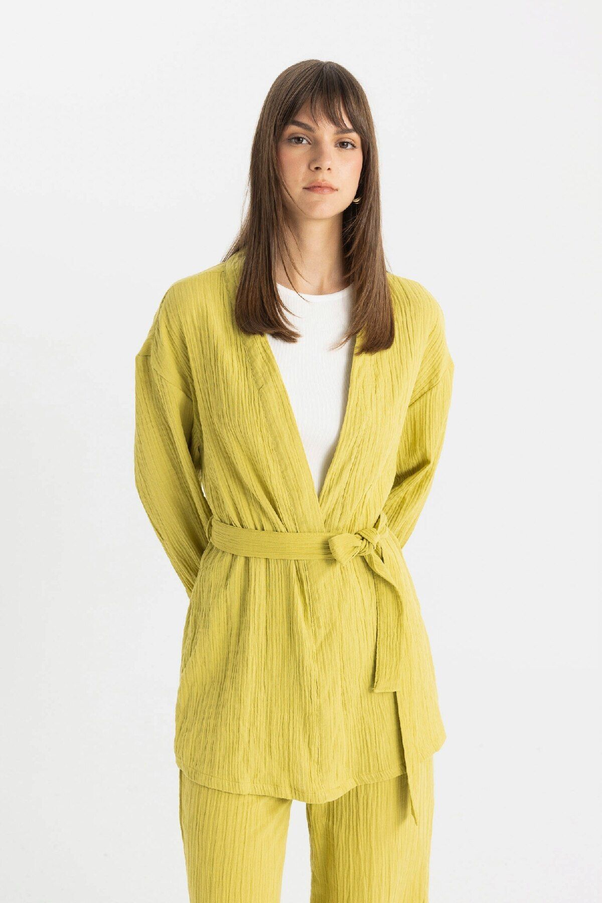 DeFacto-Model C9694AX24SM - Wygodne muślinowe kimono z dekoltem w kształcie litery V 4