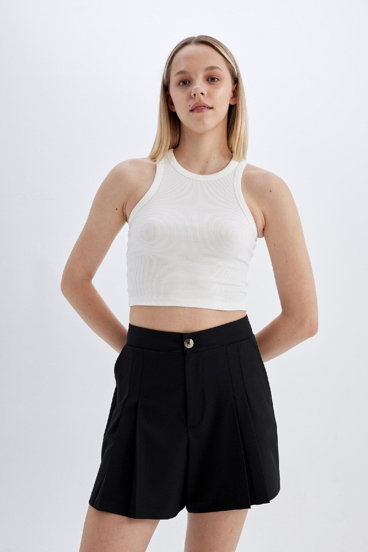 DeFacto-High Waist Pleated Regular Fit Shorts - D0963Ax24Sm 4