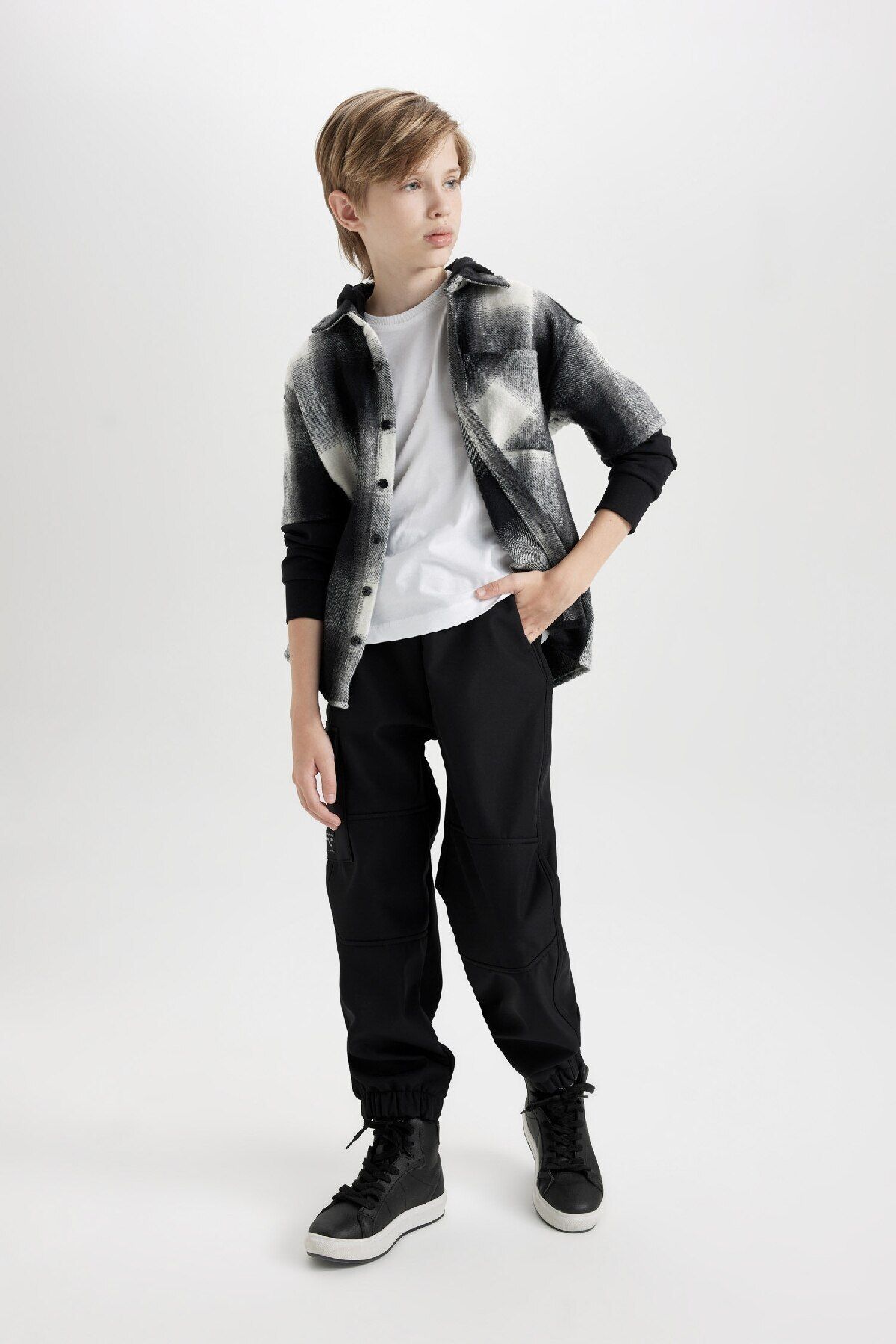 DeFacto-Schwarze Joggerhose für Jungen mit elastischem Bund und Beinen und Cargotaschen, Plüsch-Fleece-Futter D3460a824w 1