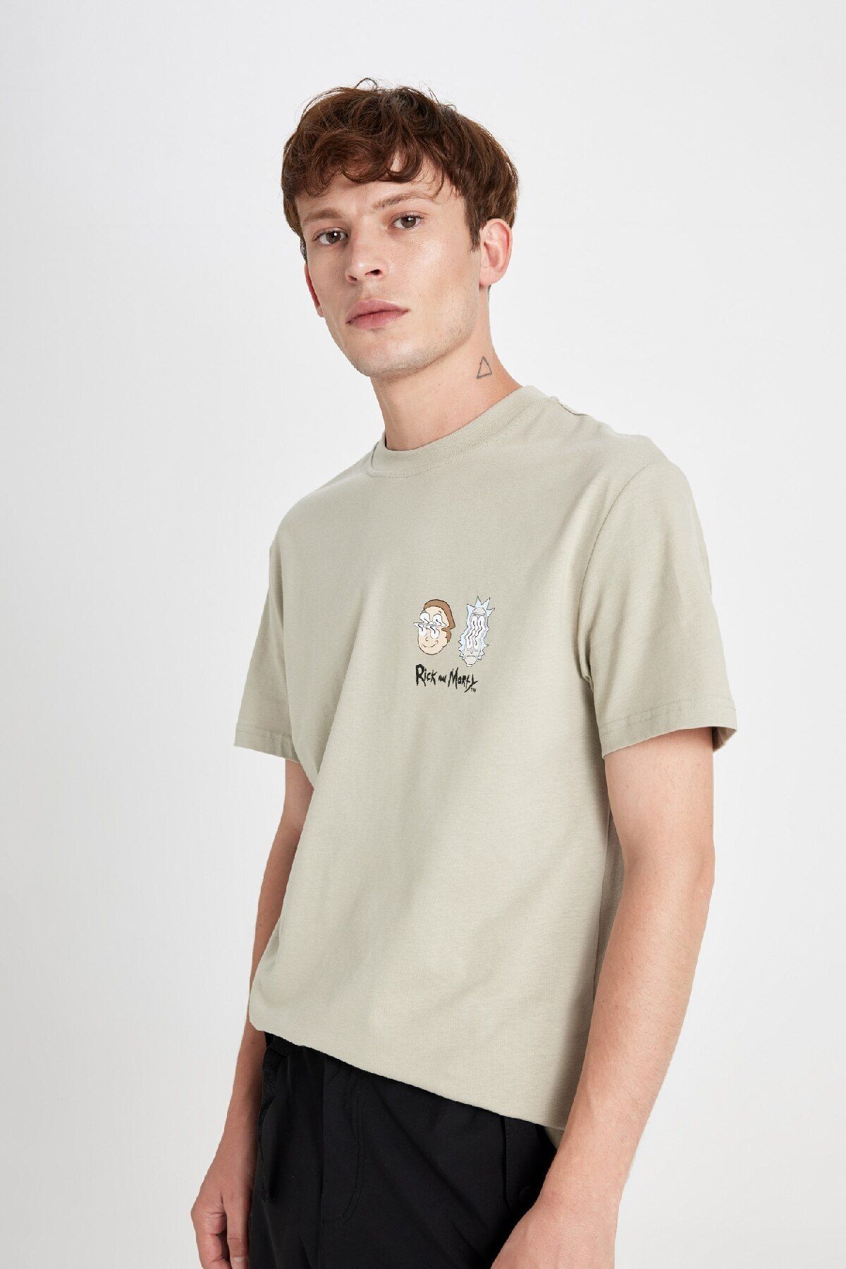 DeFacto-Koszulka z krótkim rękawem i okrągłym dekoltem Rick and Morty - Regular Fit C6512ax24au 4