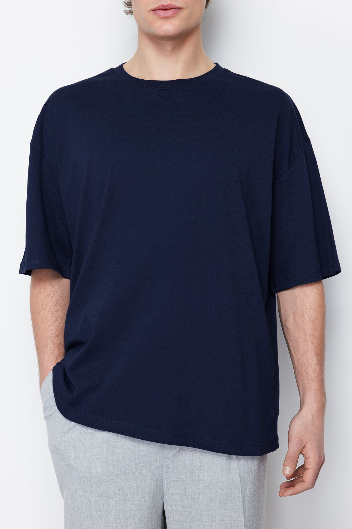 Trendyol Collection-Granatowy T-shirt oversize, 100% bawełny, z okrągłym dekoltem - TMNSS22TS0318 6