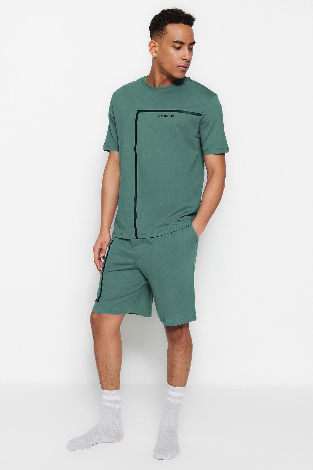 Trendyol Collection-Set de pijamale cu pantaloni scurți tricotați cu imprimeu, verde, cu croiala normală TMNSS23PT00017 5