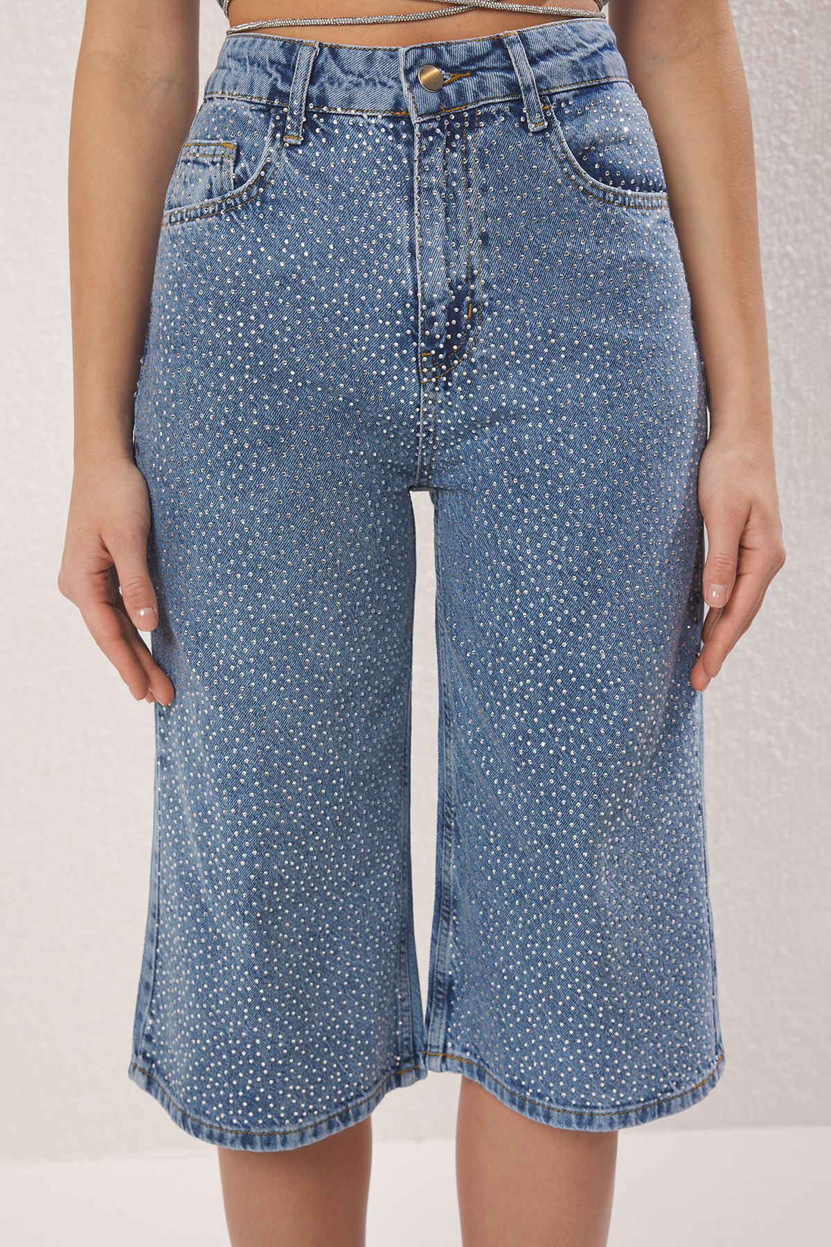 Trendyolmilla  Mavi Taşlı Paçası Kesikli Denim Kapri Bermuda TWOSS25SR00061 - Görsel 3