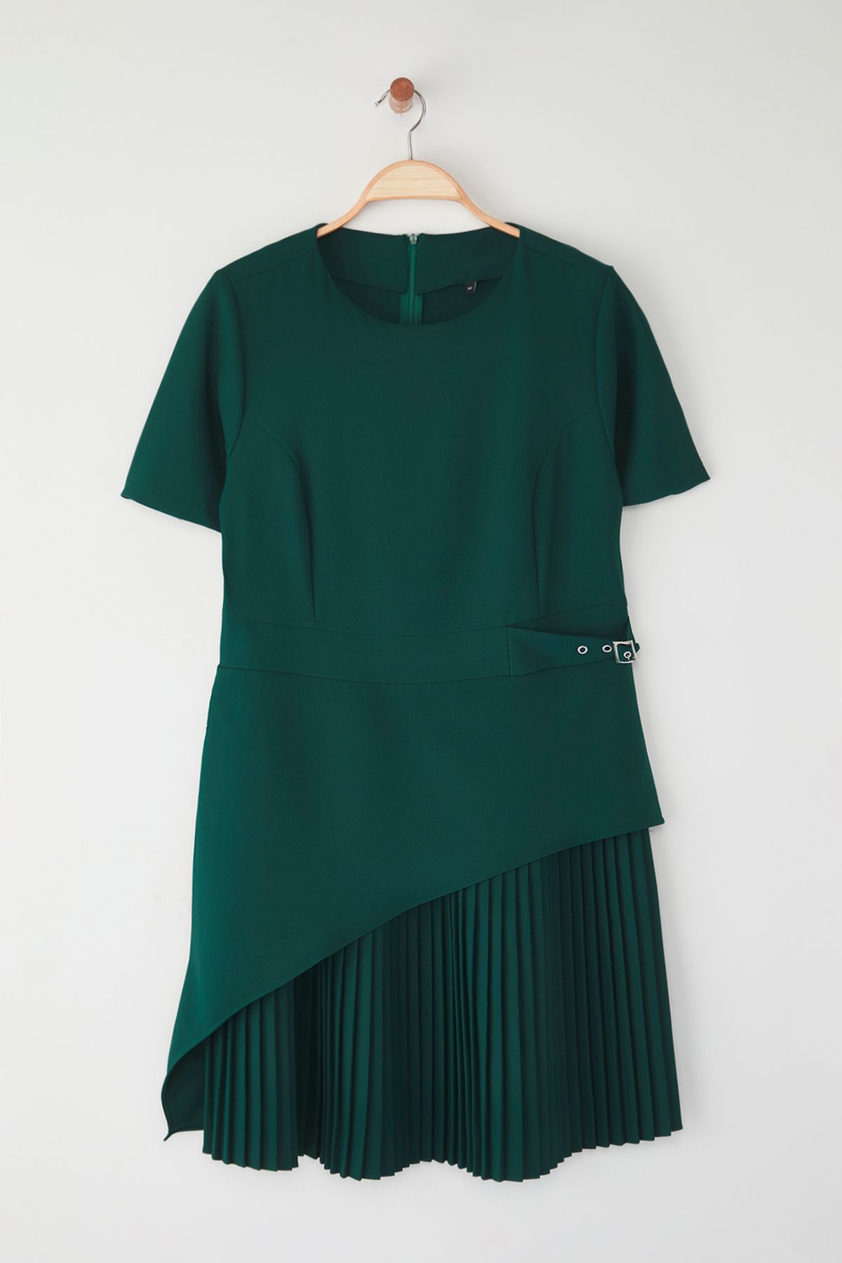 Trendyol Curve-Smaragdgrünes, kurzärmliges, gewebtes Minikleid in Übergröße TBBSS25AH00065 5
