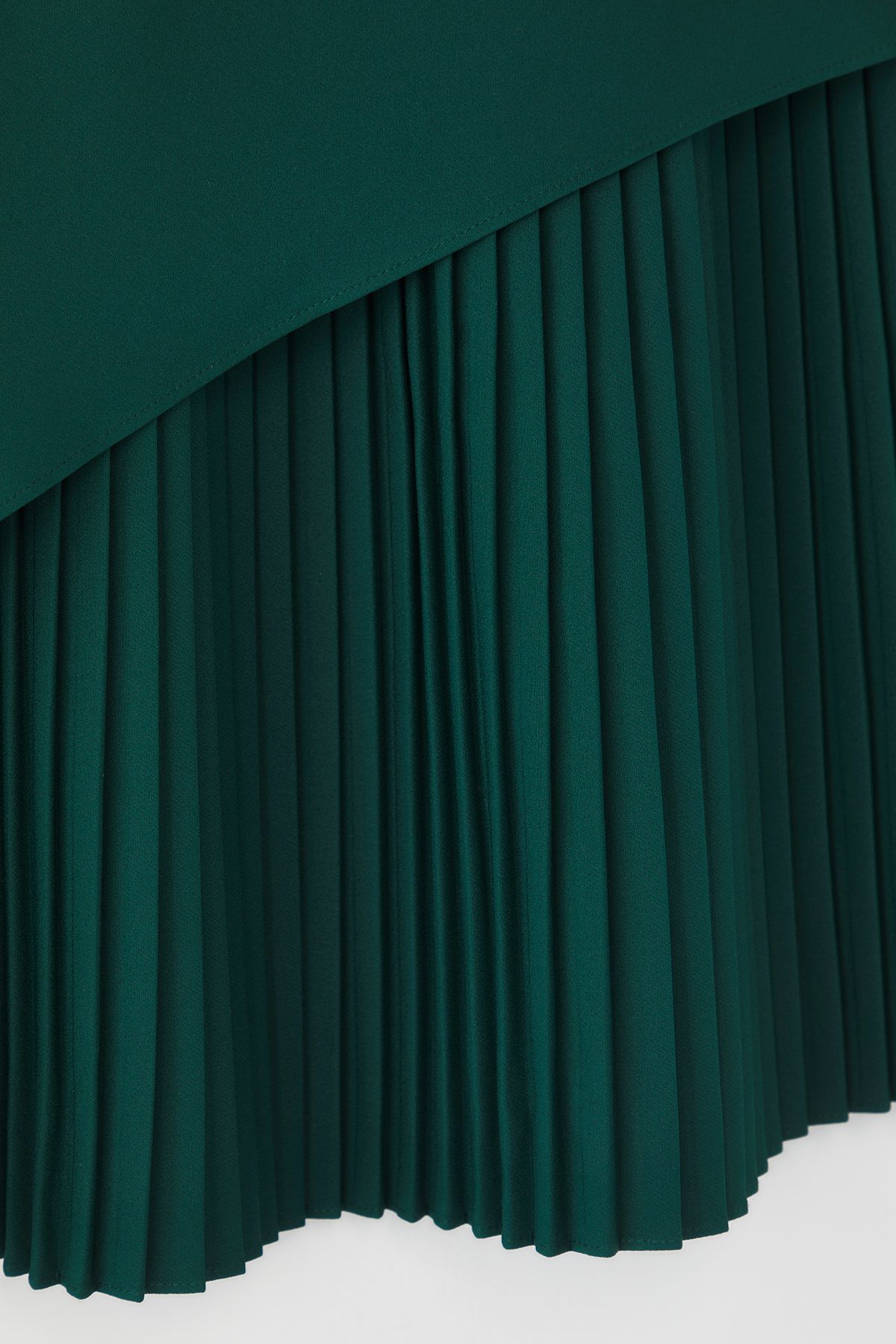 Trendyol Curve-Smaragdgrünes, kurzärmliges, gewebtes Minikleid in Übergröße TBBSS25AH00065 6