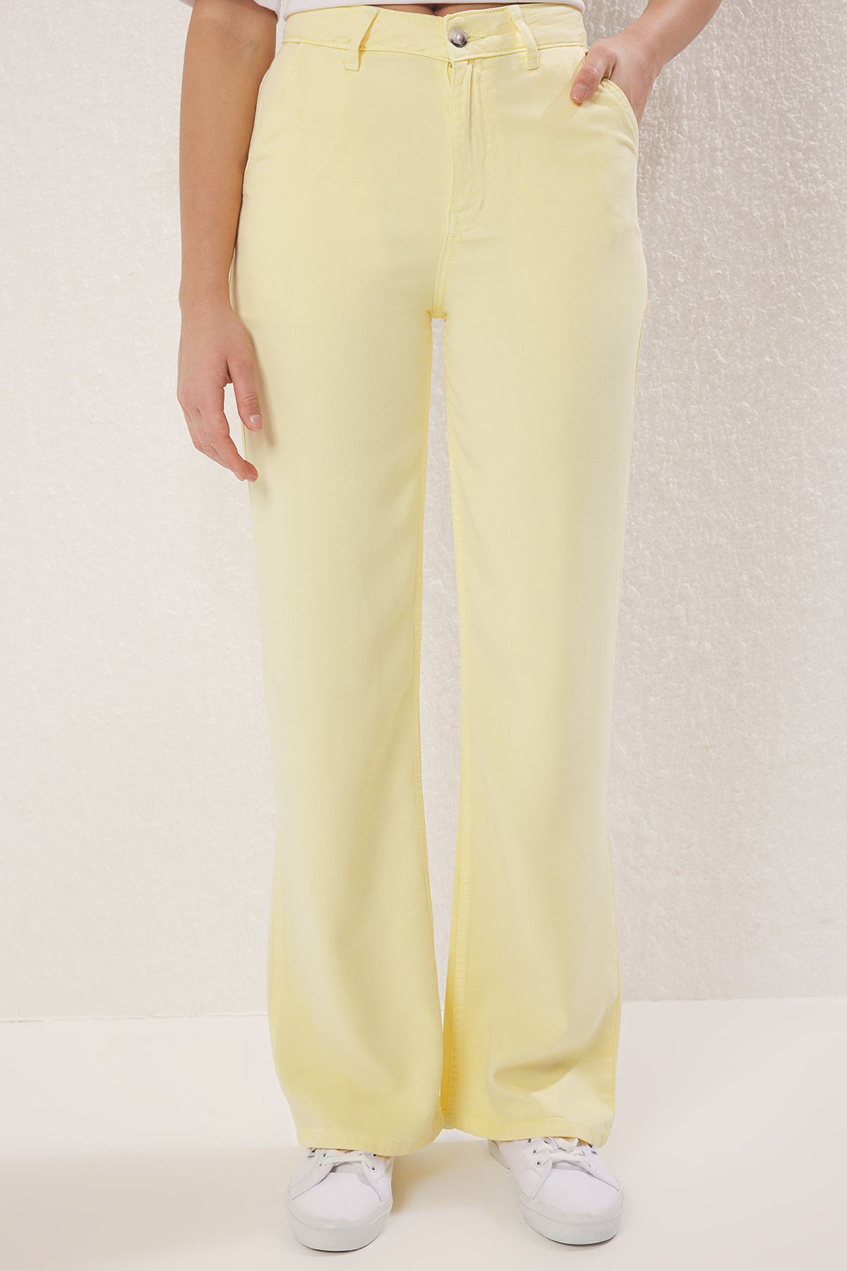 Trendyol Collection-Gelb Mehr langlebig 100% Tencel ™   Jeans mit niedriger Taille und weitem Bein 3