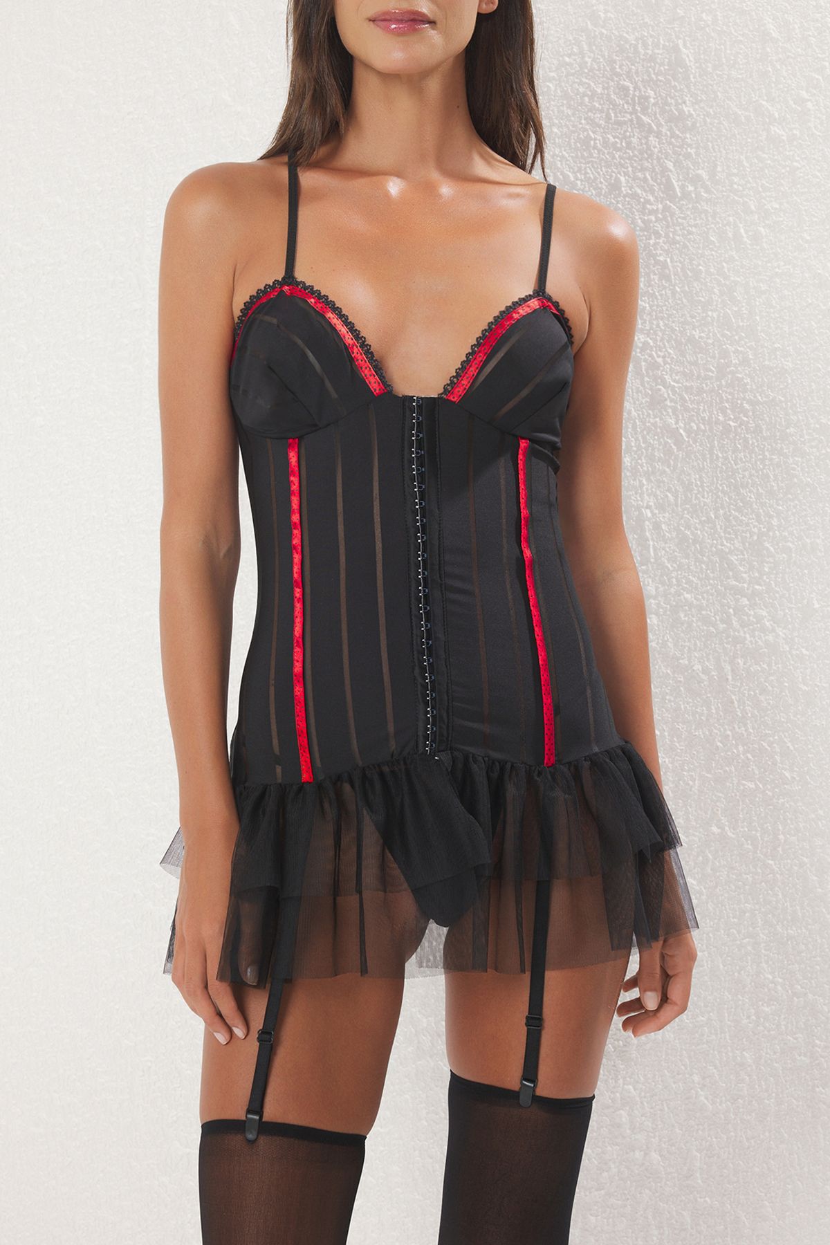 Trendyol Collection-Schwarzes Tüll-/Netz-Babydoll mit Strumpfband, Höschen und Strümpfen 4
