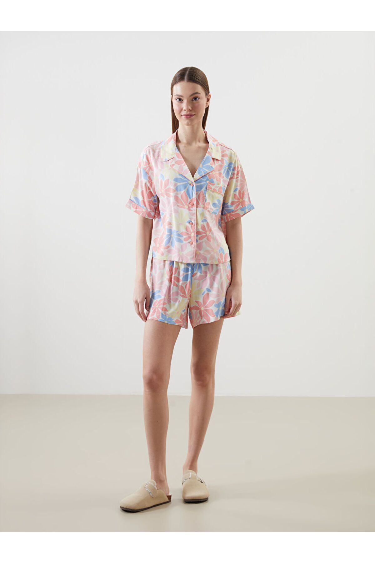 LC Waikiki Gömlek Yaka Çiçekli Kadın Şortlu Pijama Takımı