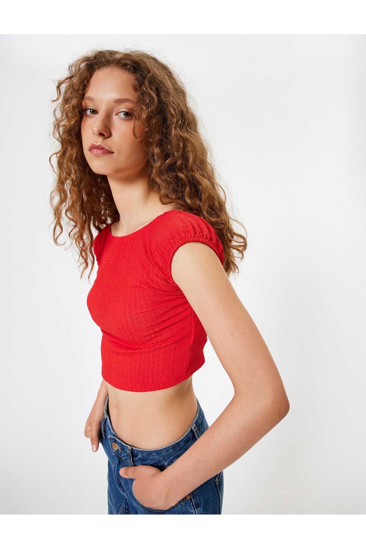 Koton Yeni Sezon Crop Tişört Bürümcük Sırt Detaylı Kap Kol Kayık Yaka Slim Fit Bürümcük