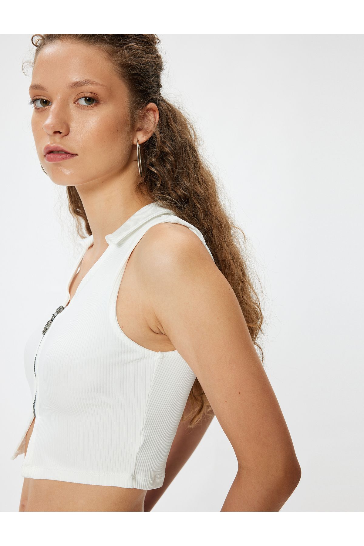 Koton Yeni Sezon Crop Üst Polo Yaka Fermuar Detaylı Kolsuz Slim Fit