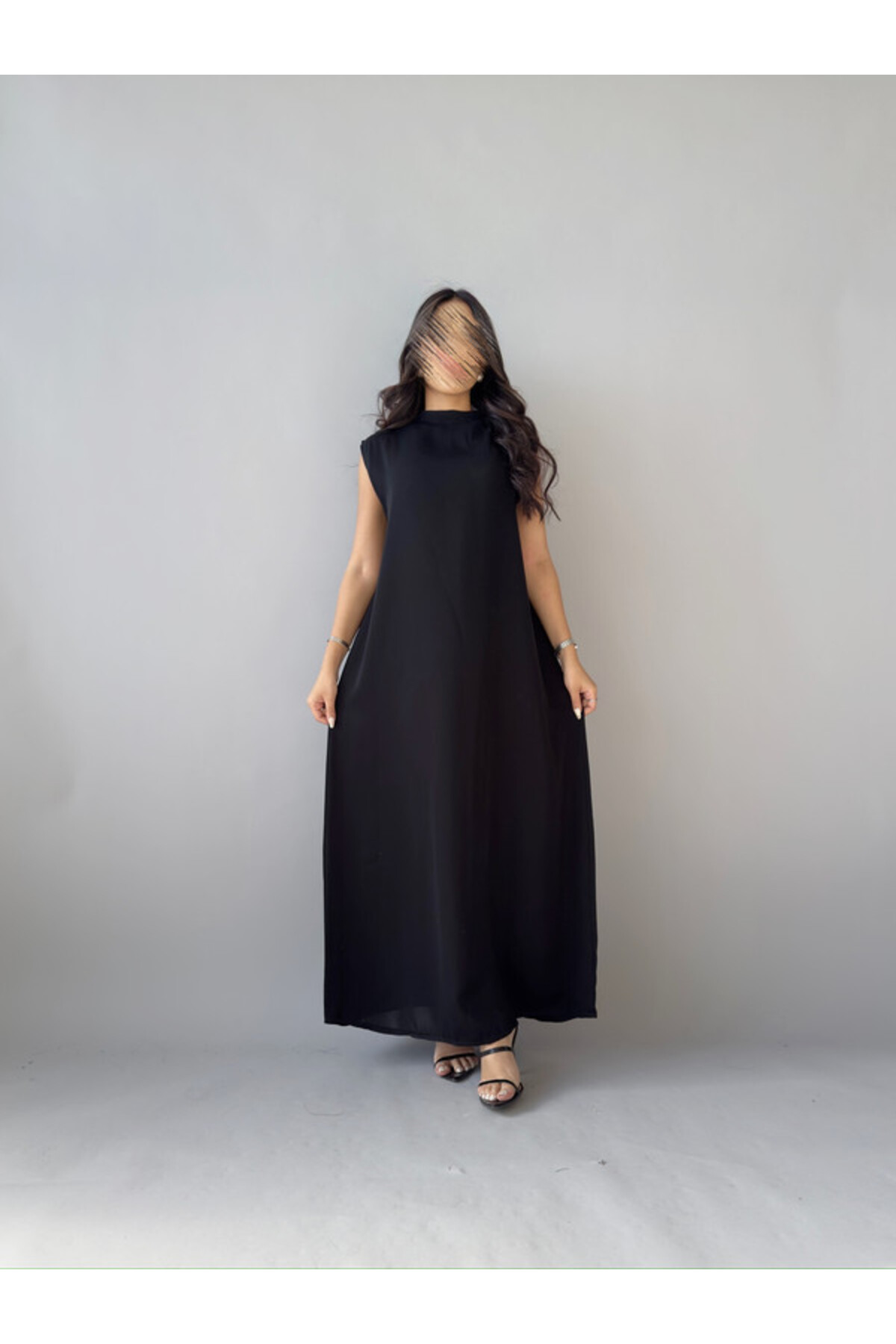 فستان داخلي اسود تحت العباءة