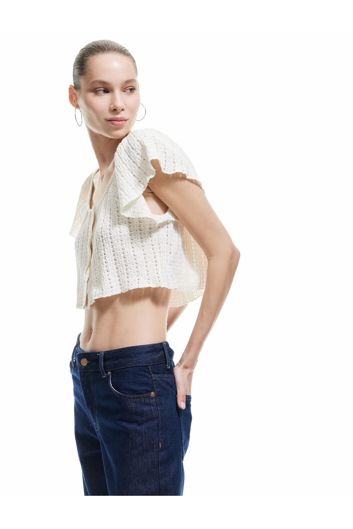 Koton Yeni Sezon Düğmeli Omzu Açık Kısa Kollu Ajurlu Crop Bluz