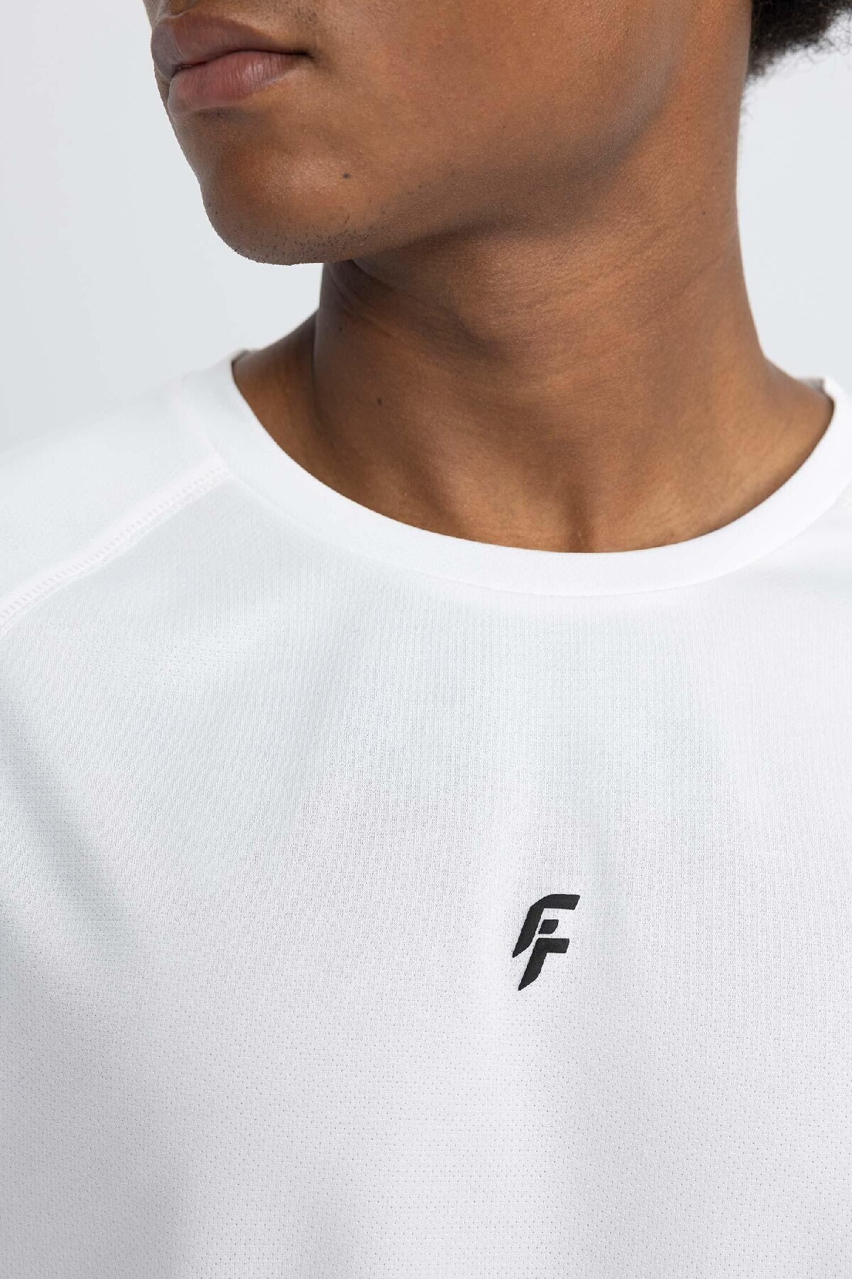 DeFacto-Bedrucktes Slim-Fit-Sport-T-Shirt mit Rundhalsausschnitt – kurze Ärmel V2887az24sp 8