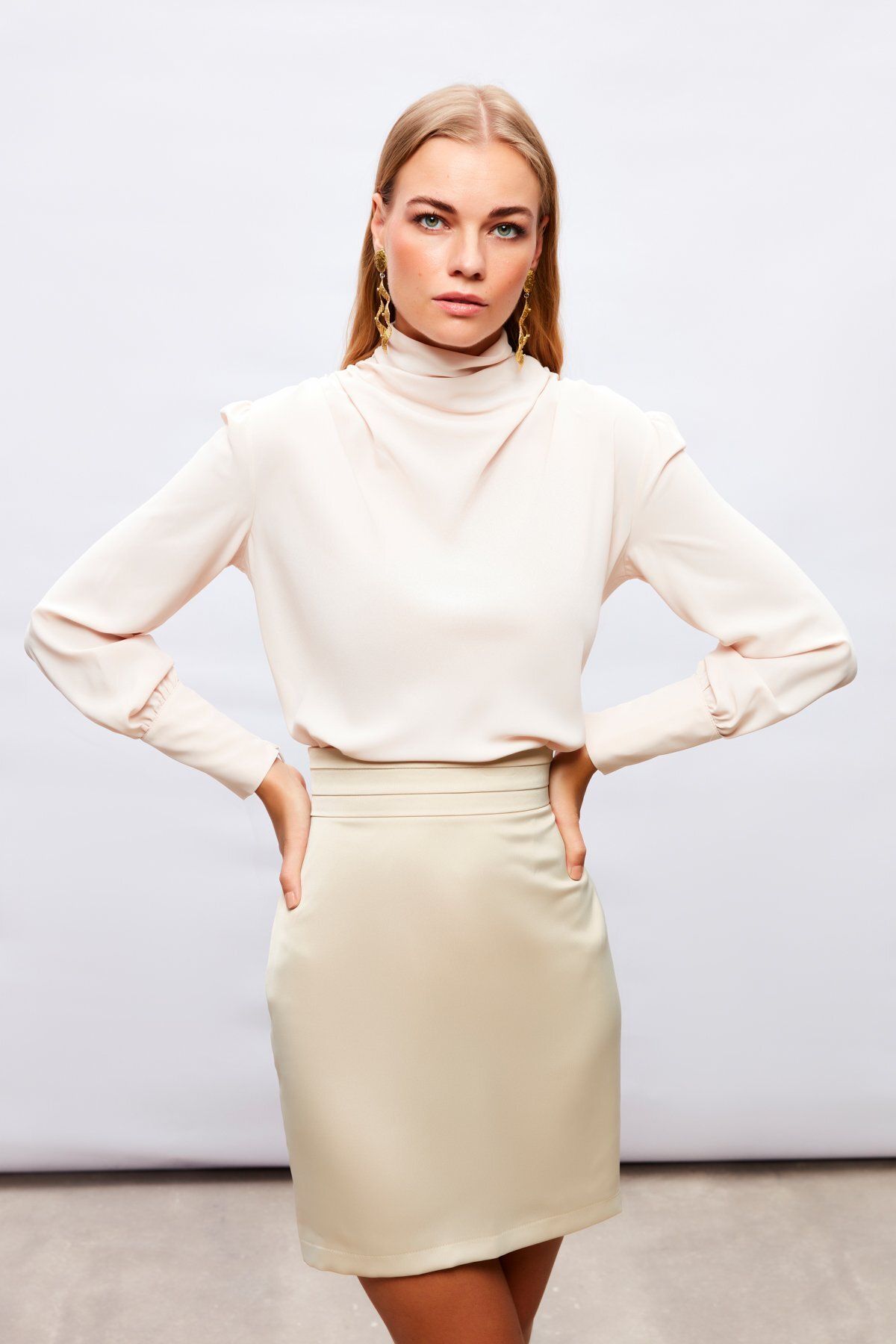 Sateen-Бежова цветна блуза с детайли 5