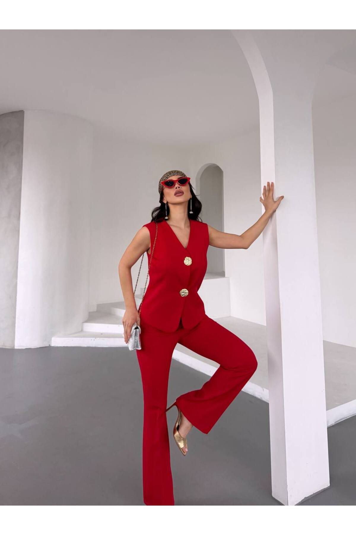 Ensemble veste et pantalon boutonné pour femme rouge avec détails dorés pour le bureau - Görsel 3
