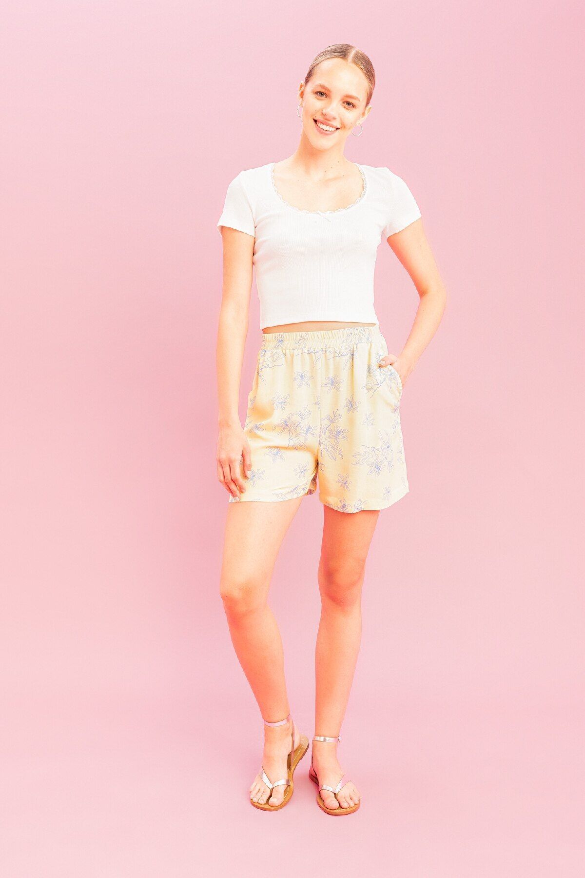 DeFacto-Linen Blended Flower Patterned Regular Waist Shorts - D0317AX24SM 2