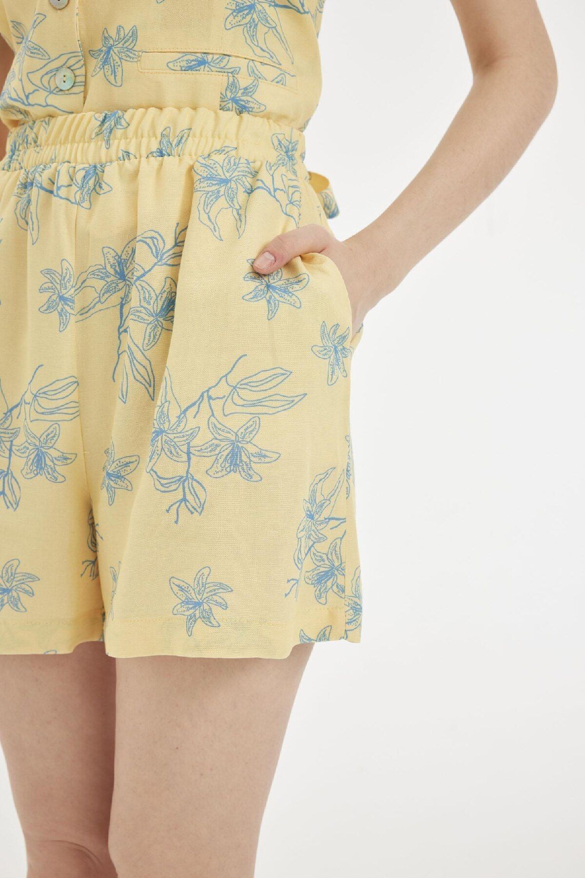 DeFacto-Linen Blended Flower Patterned Regular Waist Shorts - D0317AX24SM 7