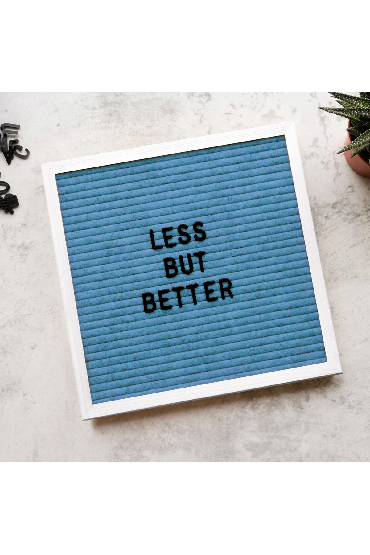 HippoDeco Dekoratif Harf Panosu, Beyaz Ahşap Çerçece Mavi Keçe Letter Board, (Siyah Harf) Bebek Anı Panosu