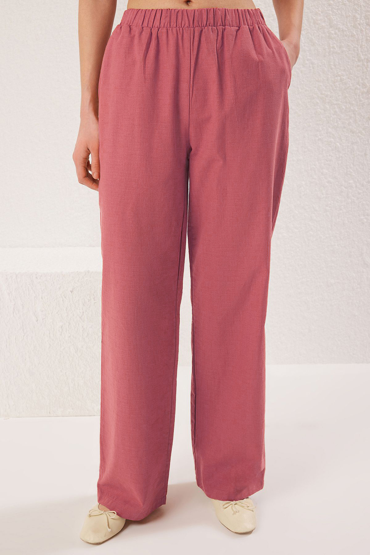 Trendyolmilla  Pembe Keten Görünümlü Bisiklet Yaka Bluz ve Pantolon Dokuma Alt-Üst Takım TWOSS25AU00081 - Görsel 5