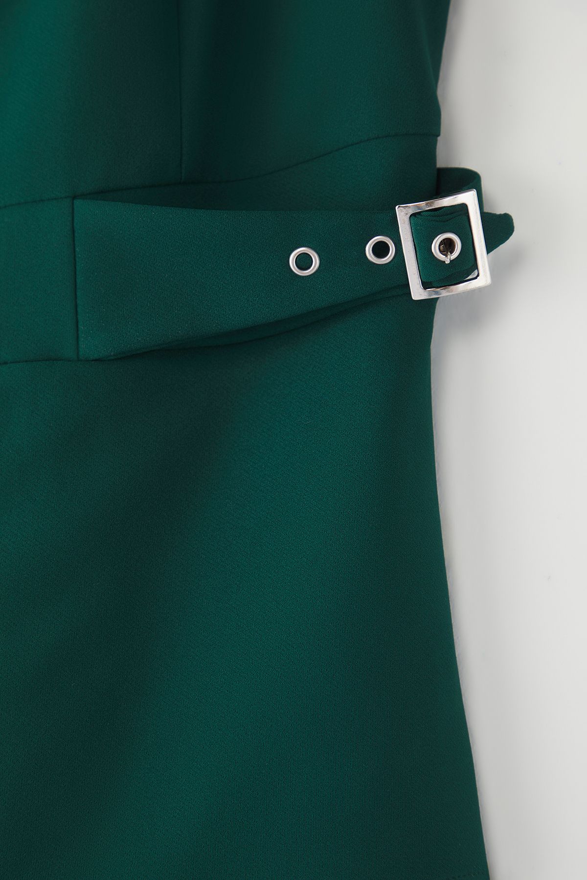 Trendyol Curve-Smaragdgrünes, kurzärmliges, gewebtes Minikleid in Übergröße TBBSS25AH00065 7