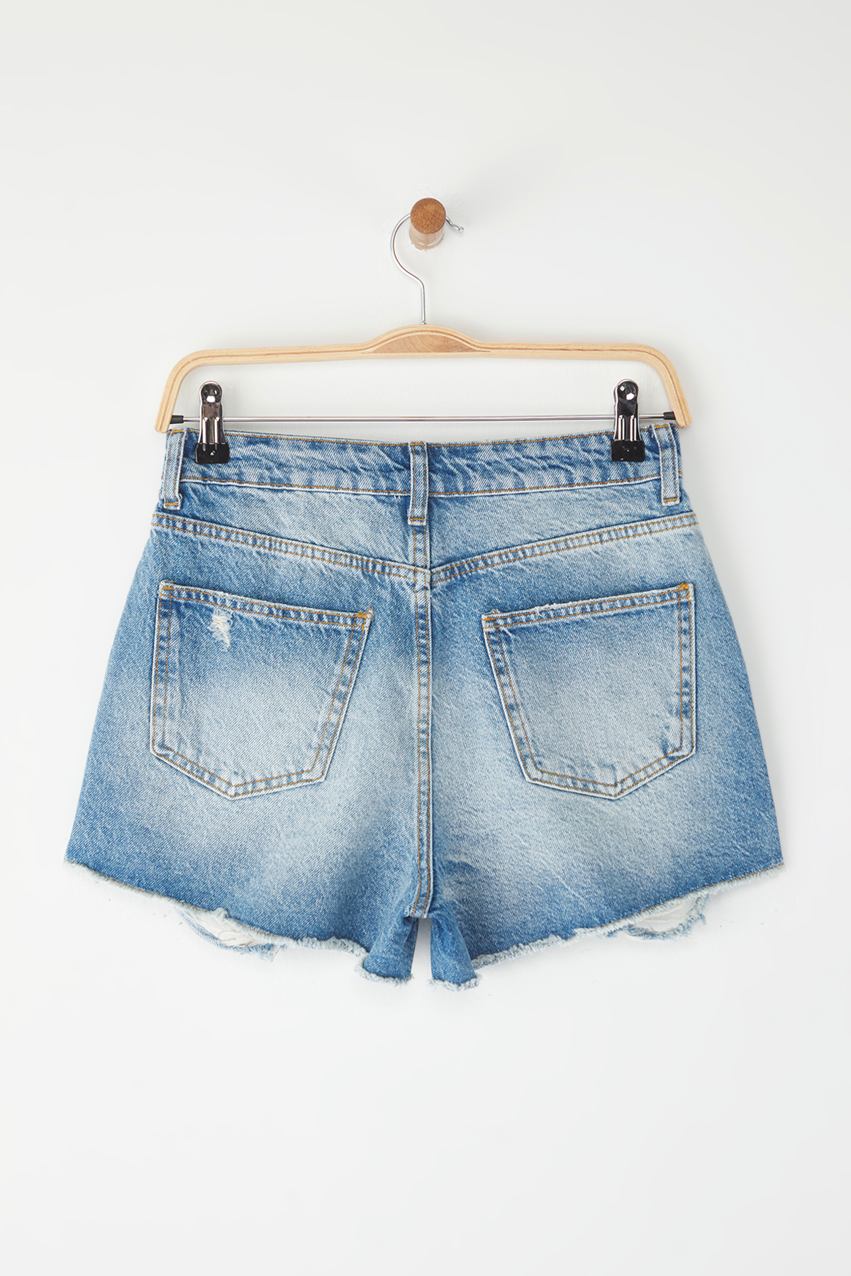 Trendyolmilla  Açık Mavi Yüksek Bel Yırtık Detaylı Mini Denim Şort TWOSS25SR00171 - Görsel 6