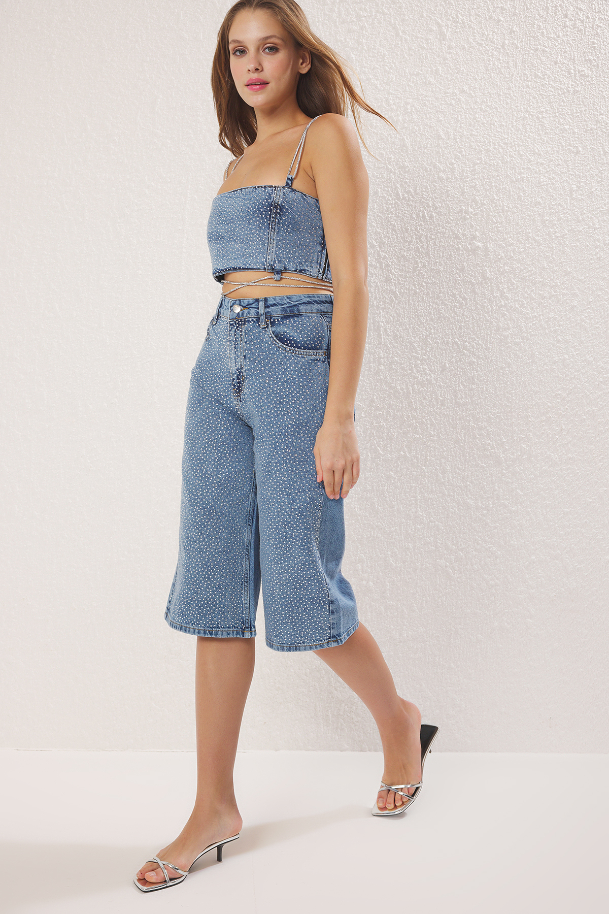 Trendyolmilla  Mavi Taşlı Paçası Kesikli Denim Kapri Bermuda TWOSS25SR00061