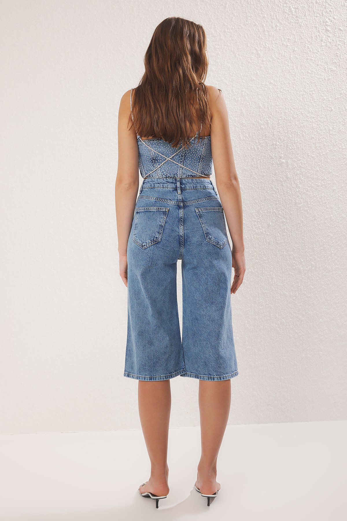 Trendyolmilla  Mavi Taşlı Paçası Kesikli Denim Kapri Bermuda TWOSS25SR00061 - Görsel 4