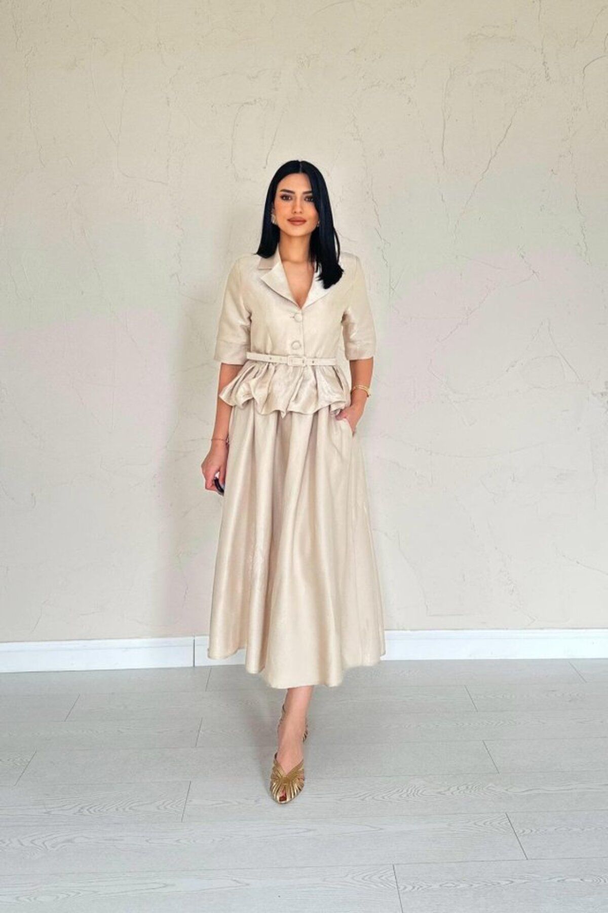 velmorafashion Bej İnce Kemerli Fırfırlı Ceket Ve Büzgülü Etek Takım