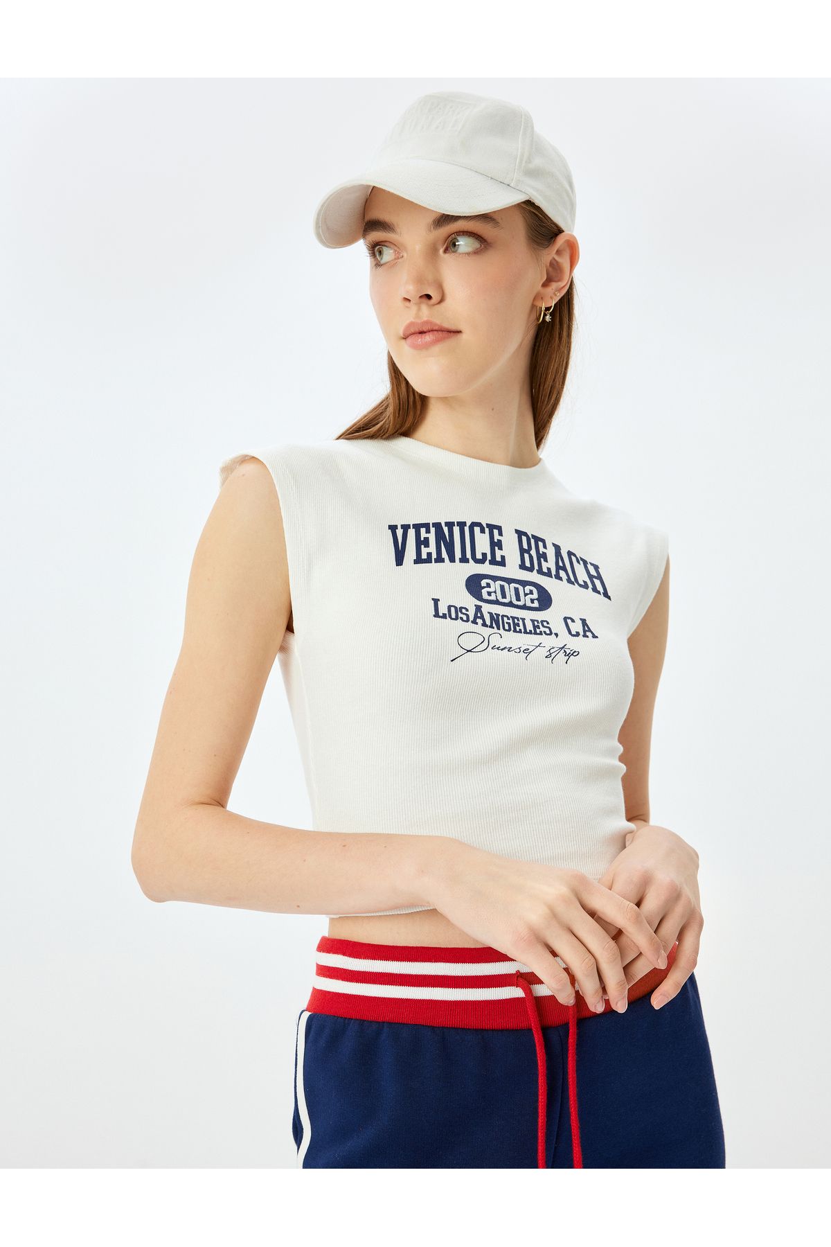 Koton Yeni Sezon Kolej Baskılı Slim Fit Bisiklet Yaka Kolsuz Crop Tişört