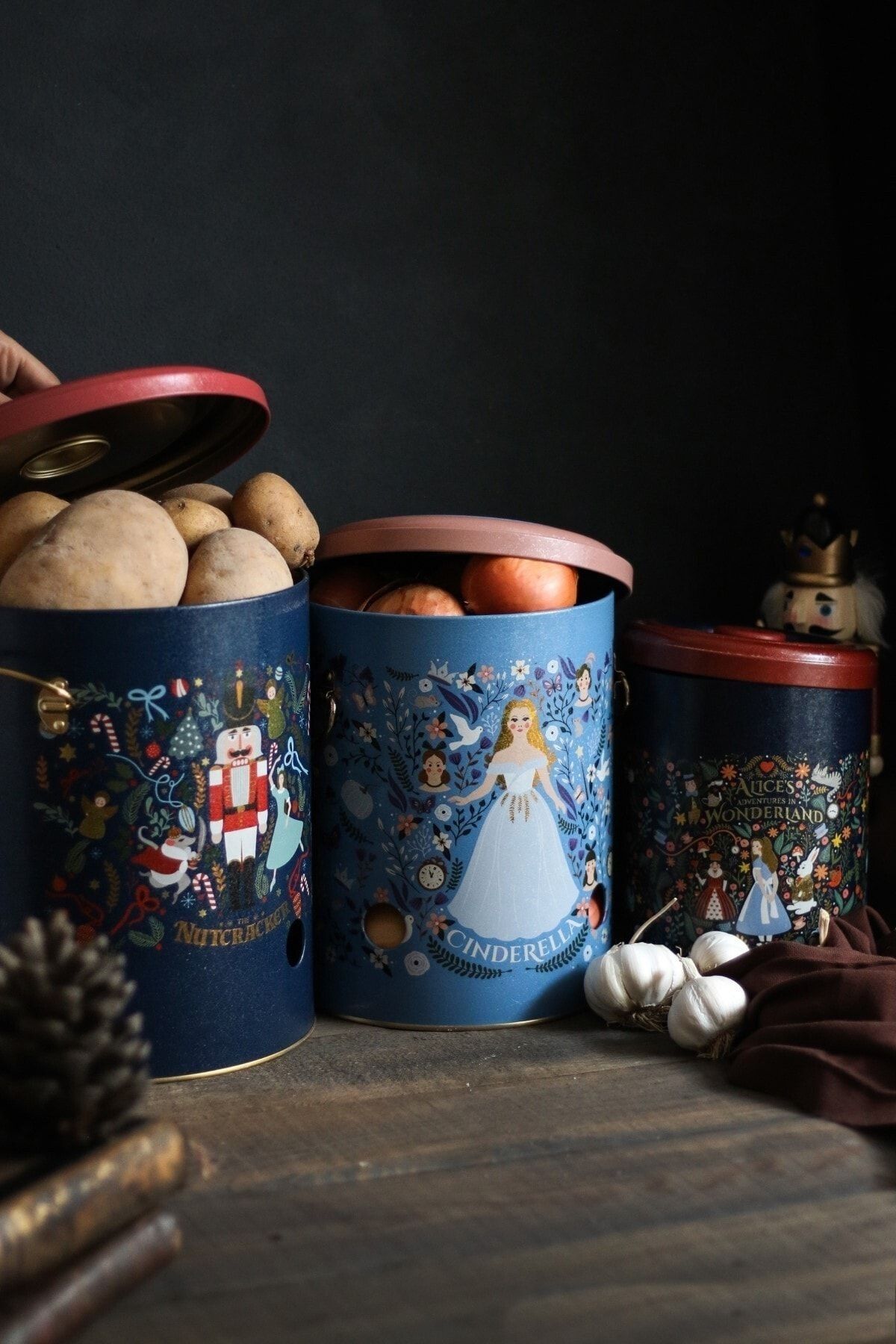 Hesaplı Kasa Fairytale Desenli Metal Sebzelik Seti, Patateslik, Soğanlık, Sarımsaklık