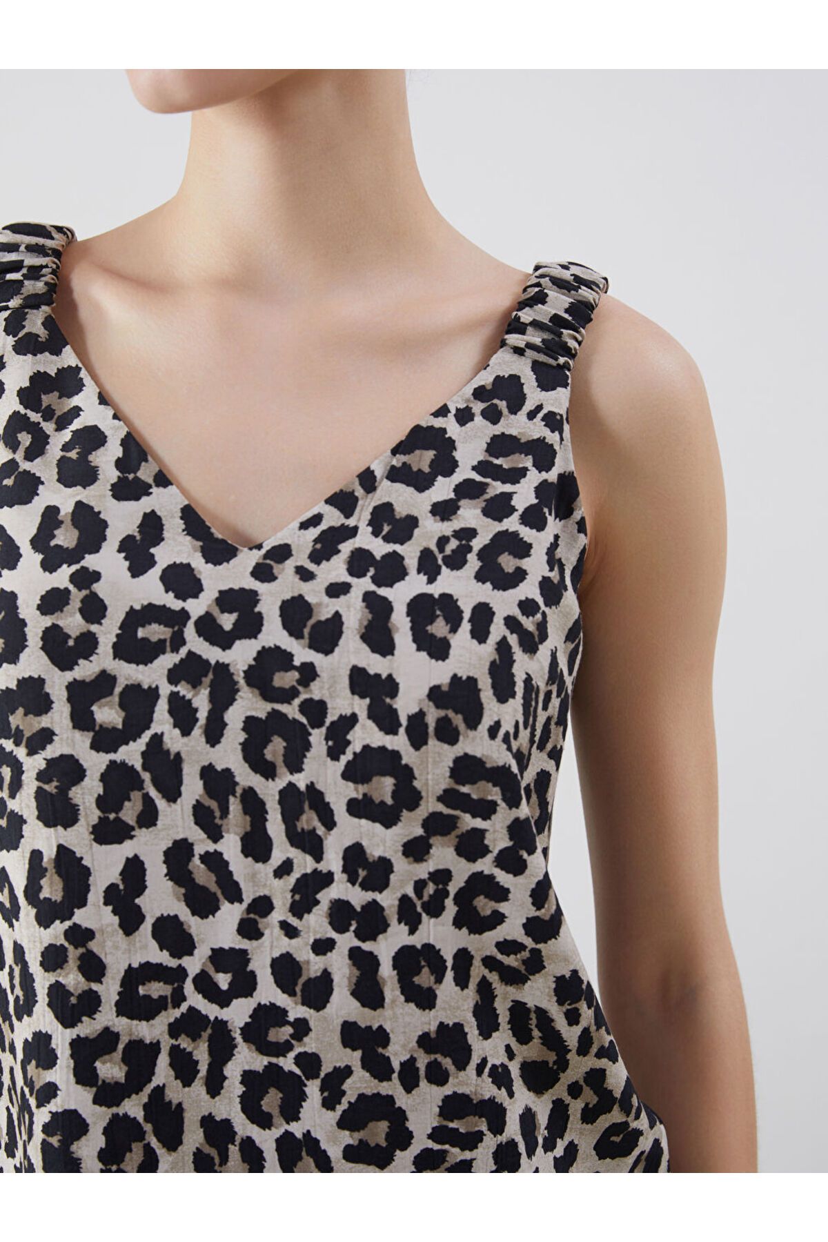 LC Waikiki Yeni Sezon V Yaka Leopar Desenli Kadin Bluz - S5K008Z8
