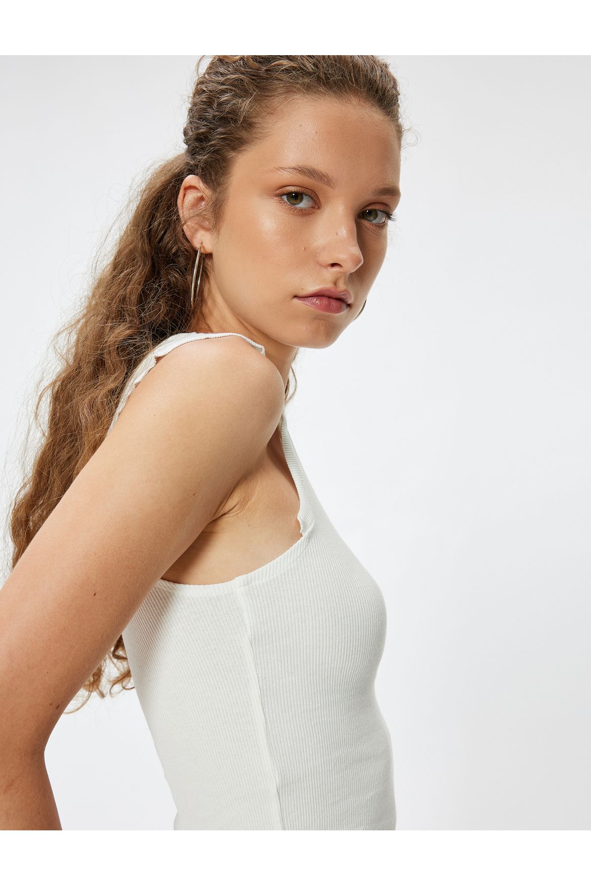 Koton Yeni Sezon Kolsuz Tişört Bisiklet Yaka Fırfır Detaylı Slim Fit