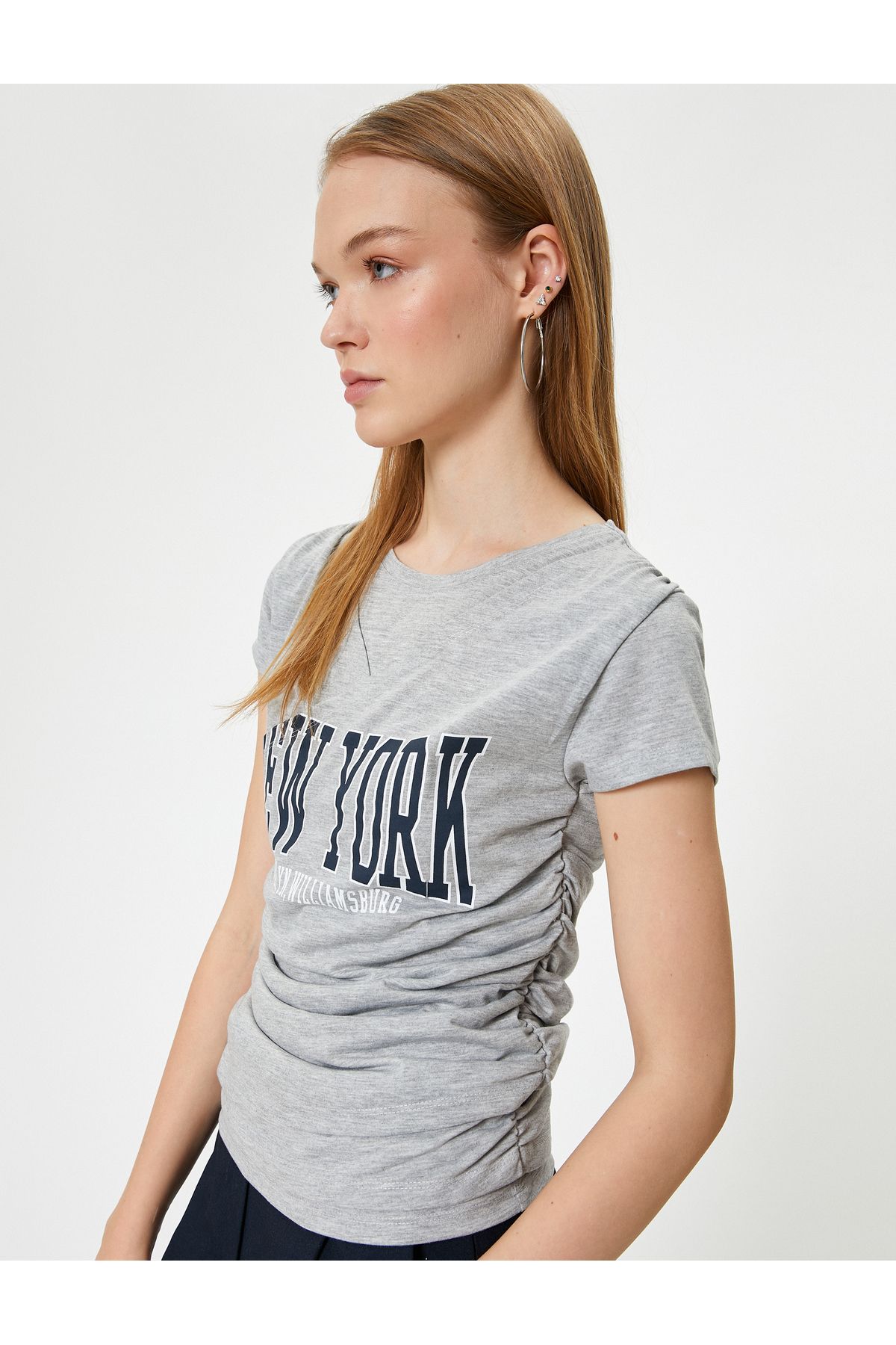 Koton Yeni Sezon Kolej Tişört Baskılı Kruvaze Yaka Büzgü Detaylı Slim Fit Viskon