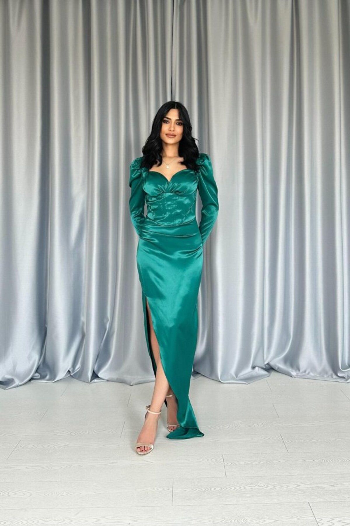 velmorafashion Zümrüt Göğsü Kuplu Yırtmaçlı Elbise