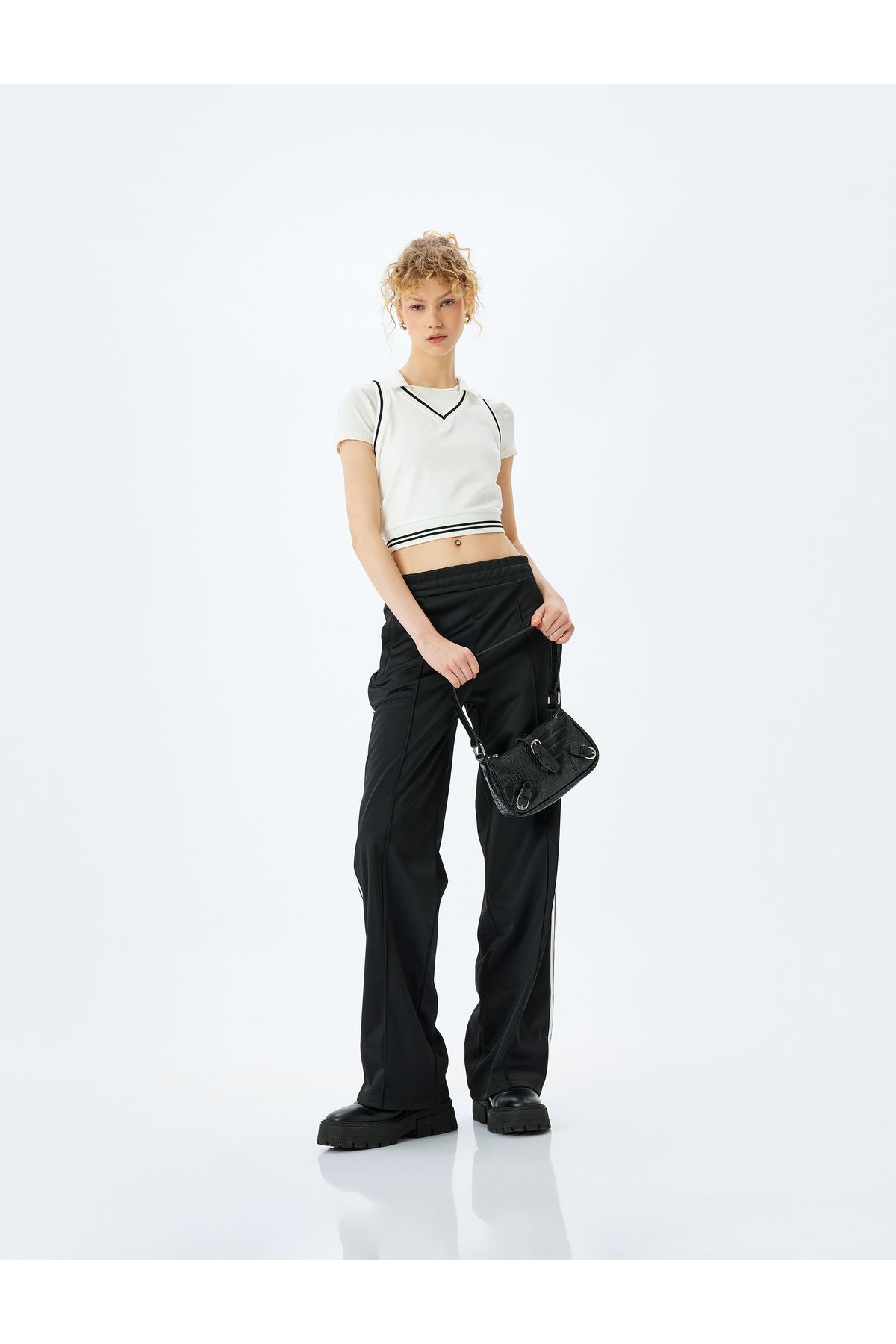 Koton Yeni Sezon Slim Fit Kolsuz Polo Yaka Biyeli Crop Tişört