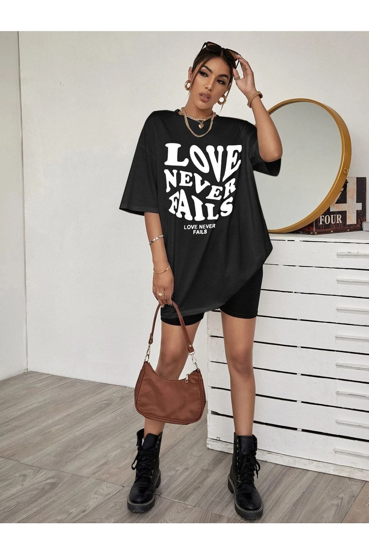 DUBU BUTİK-T-shirt Love Neverfails - Μαύρο εμπριμέ κοντομάνικο μπλουζάκι με λαιμόκοψη 6