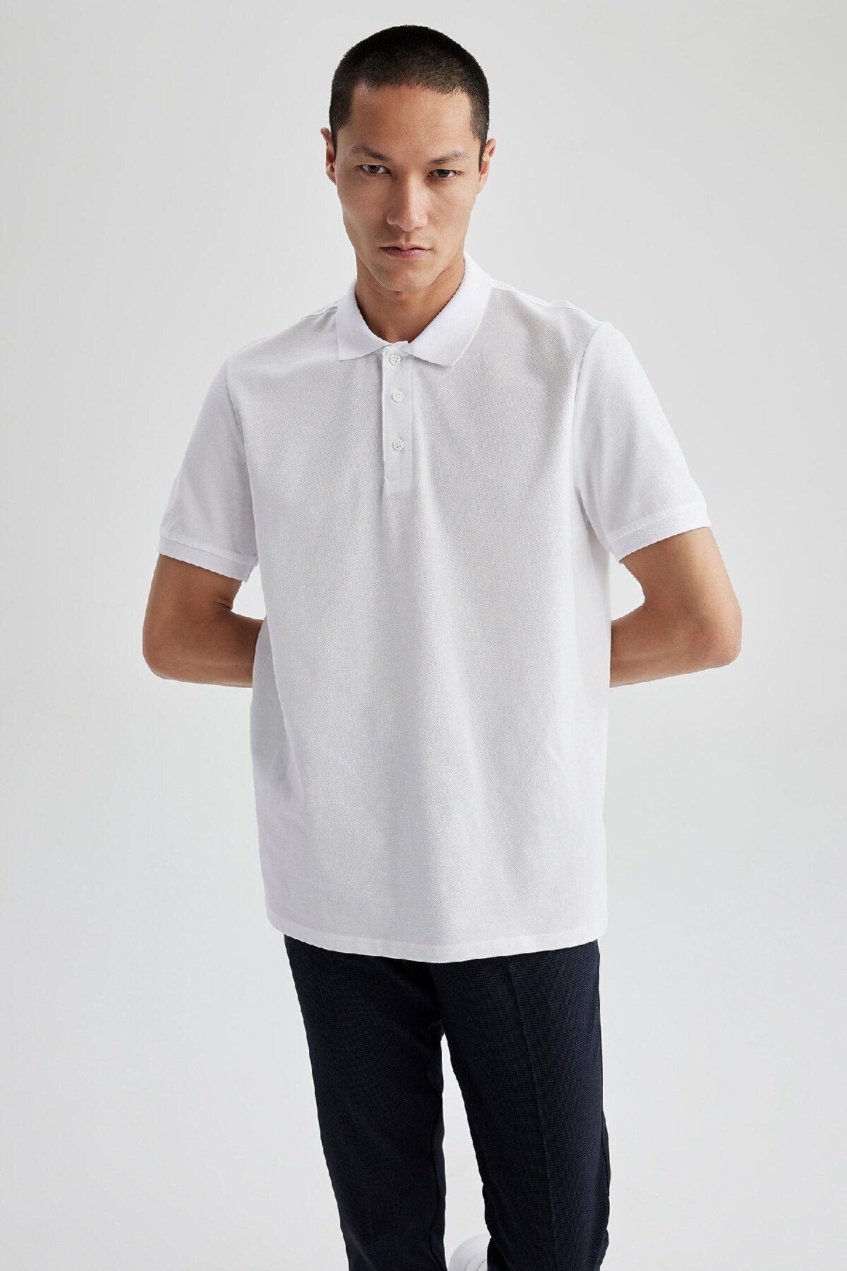 DeFacto-Normale Passform, kurze Ärmel, 100 % Baumwolle, einfaches, schlichtes Polo-T-Shirt M7676az23sp 8