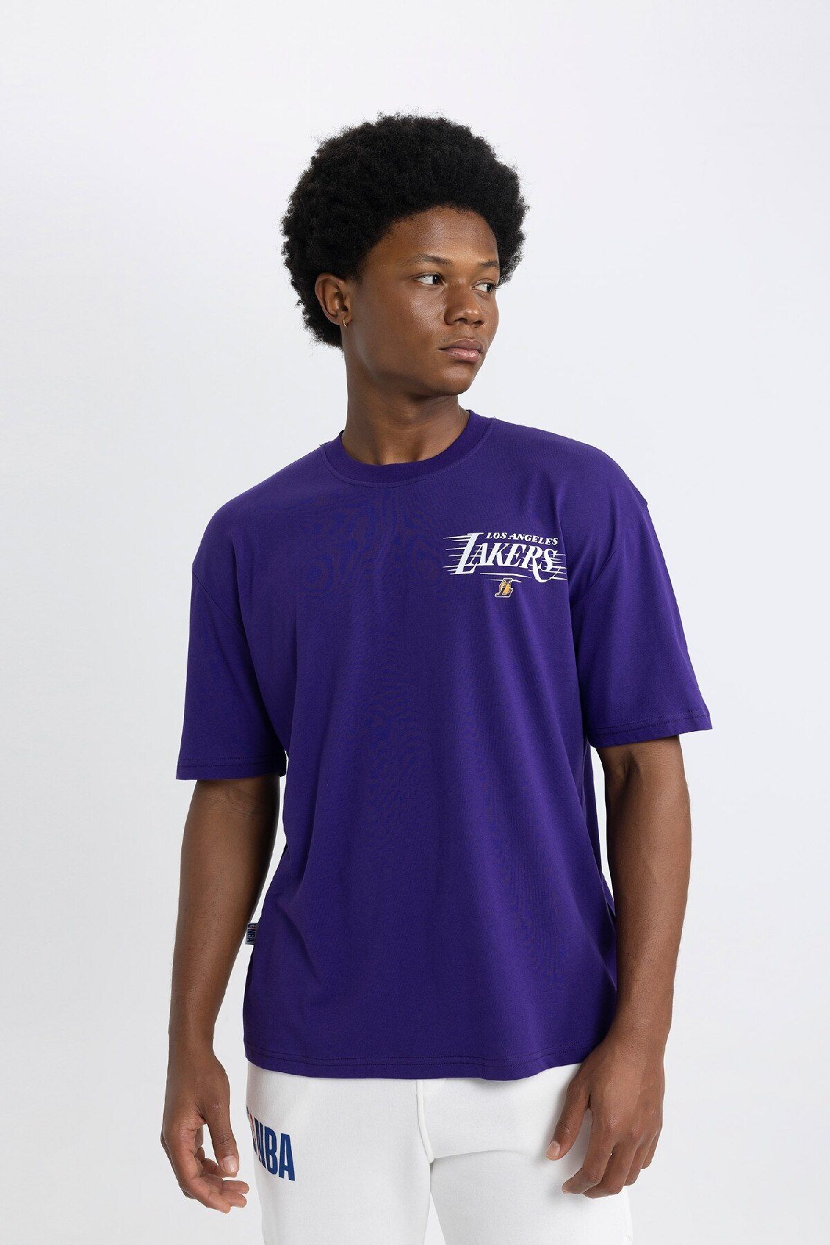DeFacto-تي شيرت Los Angeles Lakers NBA كبير الحجم - رقبة دائرية، كم قصير، مقاس واسع B7480ax24sp 5