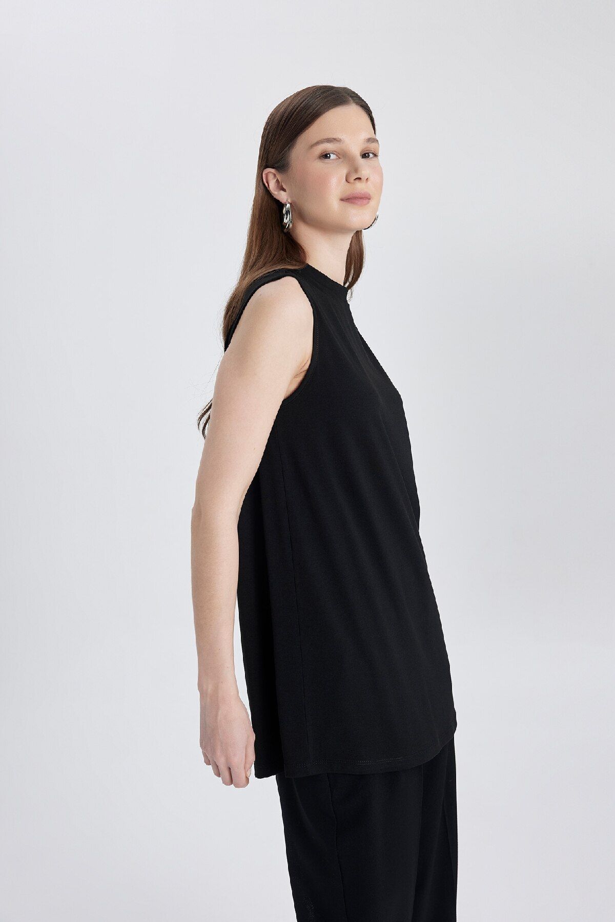 DeFacto-Regular Fit Crew Neck Sleeveless Basic Plain Black Hijab Tunic A8352Ax24Sp 4