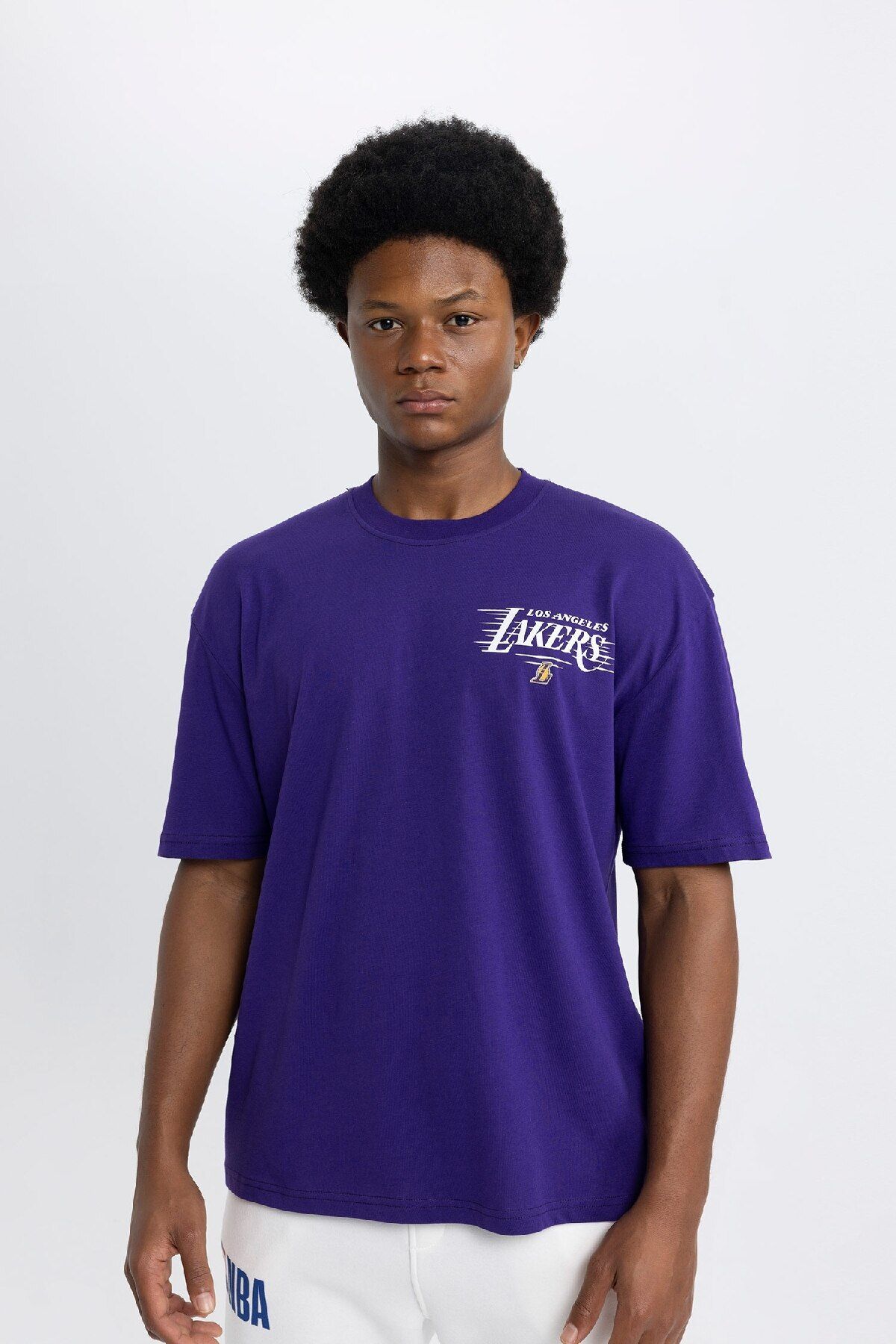 DeFacto-تي شيرت Los Angeles Lakers NBA كبير الحجم - رقبة دائرية، كم قصير، مقاس واسع B7480ax24sp 4